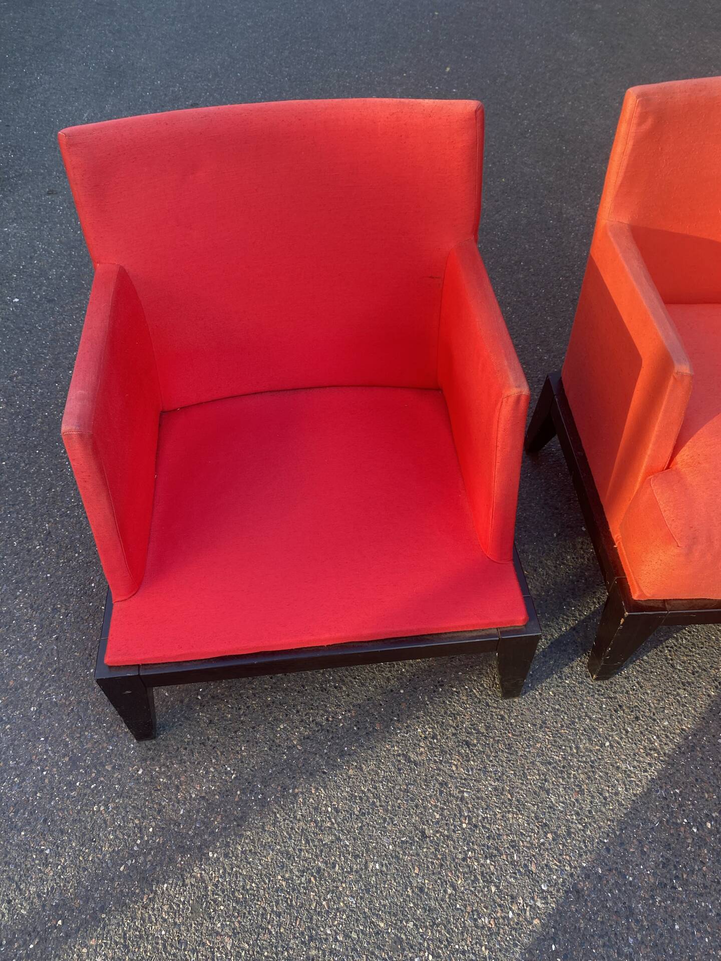 Paires des fauteuils rouge. 