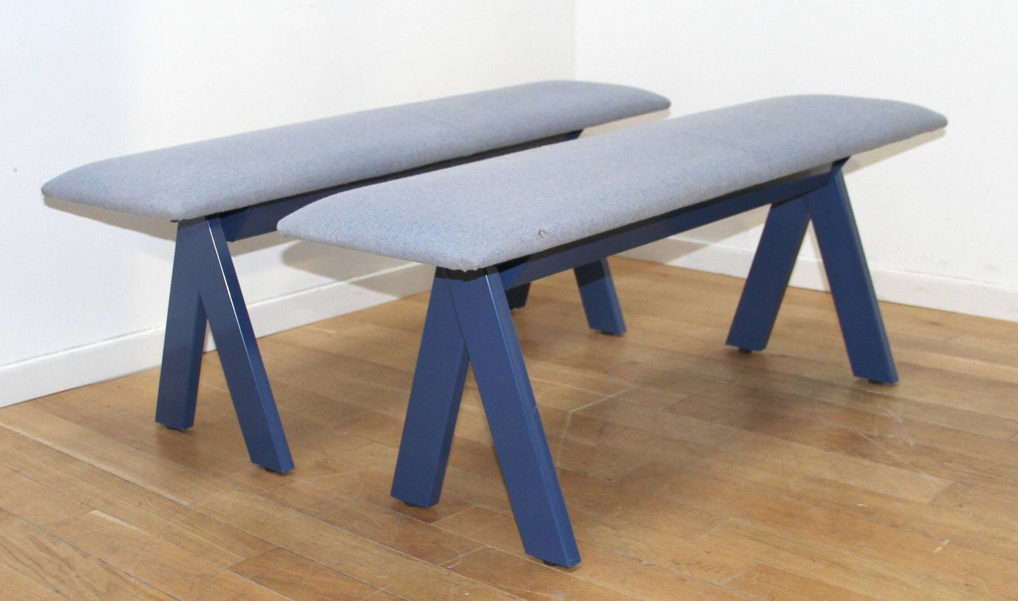 Paire de bancs design Peak Bench, Johanson