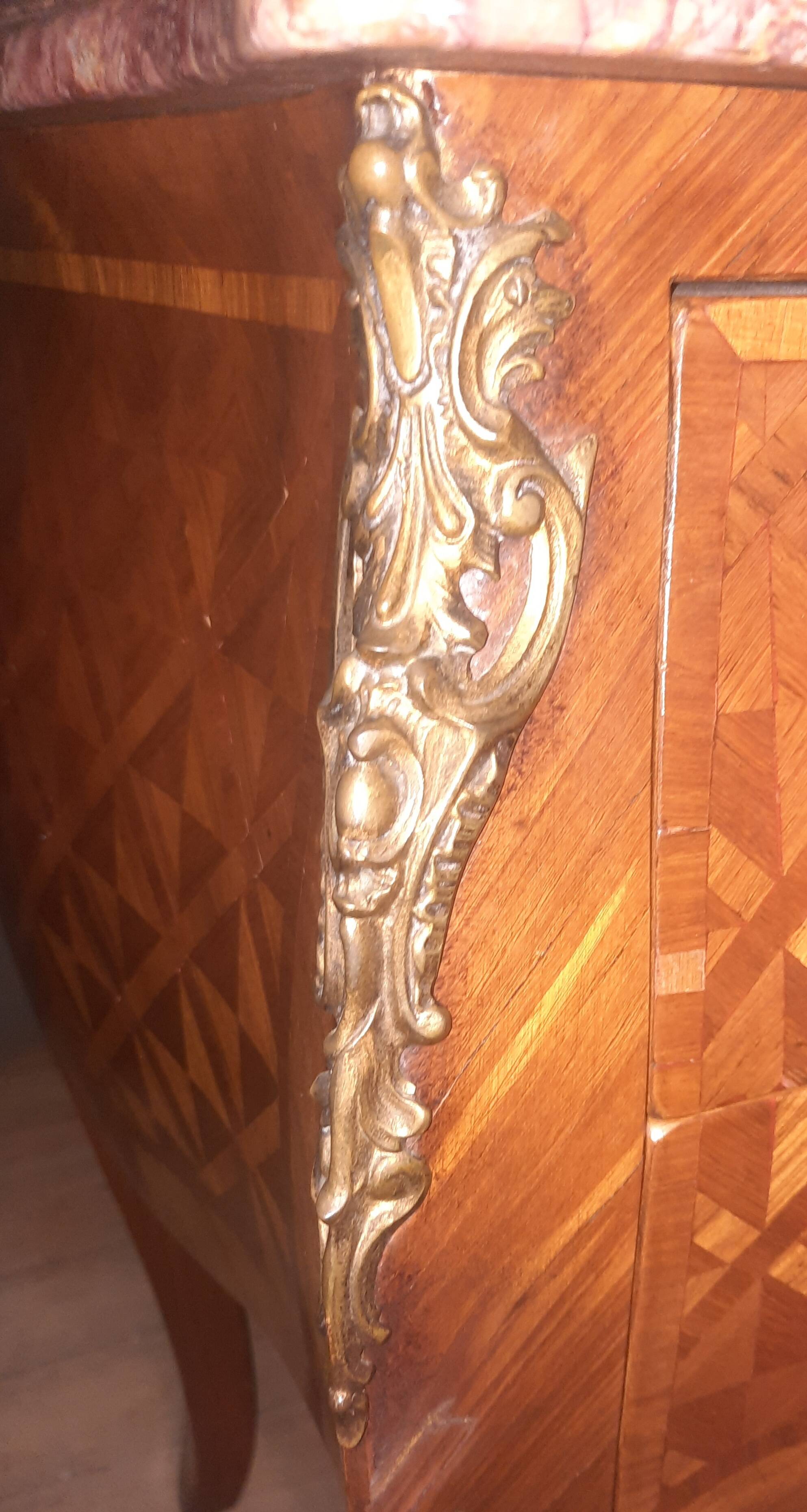 Commode en marquetterie style Louis XV