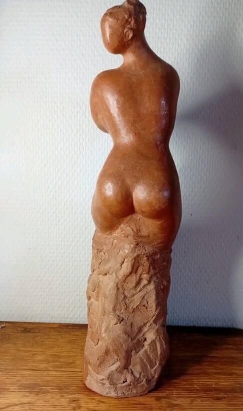 Sculpture de femme Terre