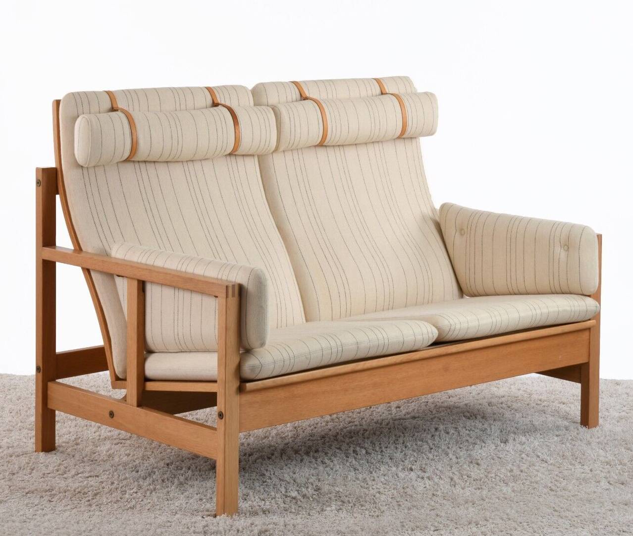 Very beautiful and elegant vintage 2-seater sofa design by Børge Mogensen