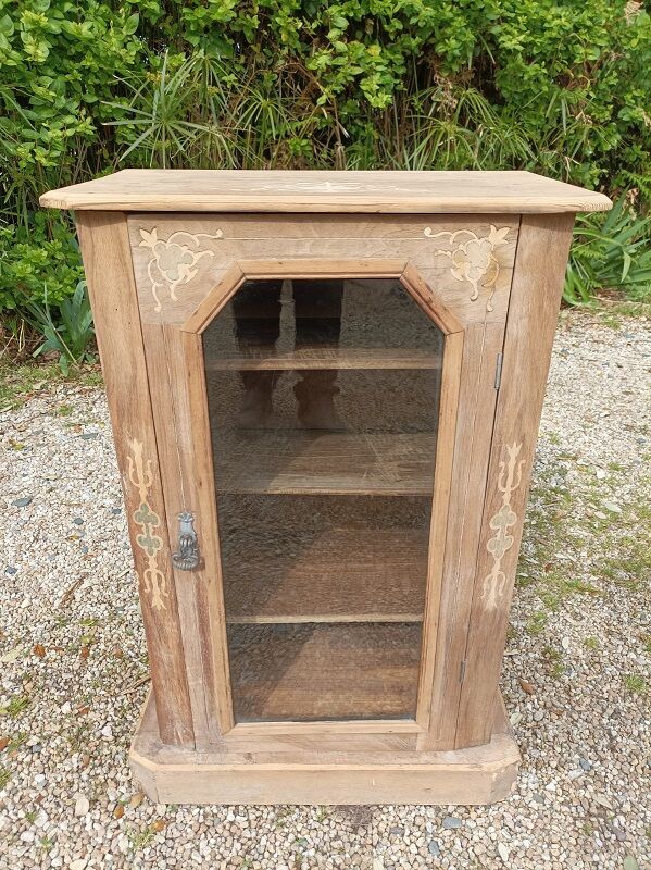 Showcase in solid wood