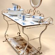 Table de toilette style Napoléon III en fer forgé et émail – décor fleurs de lys