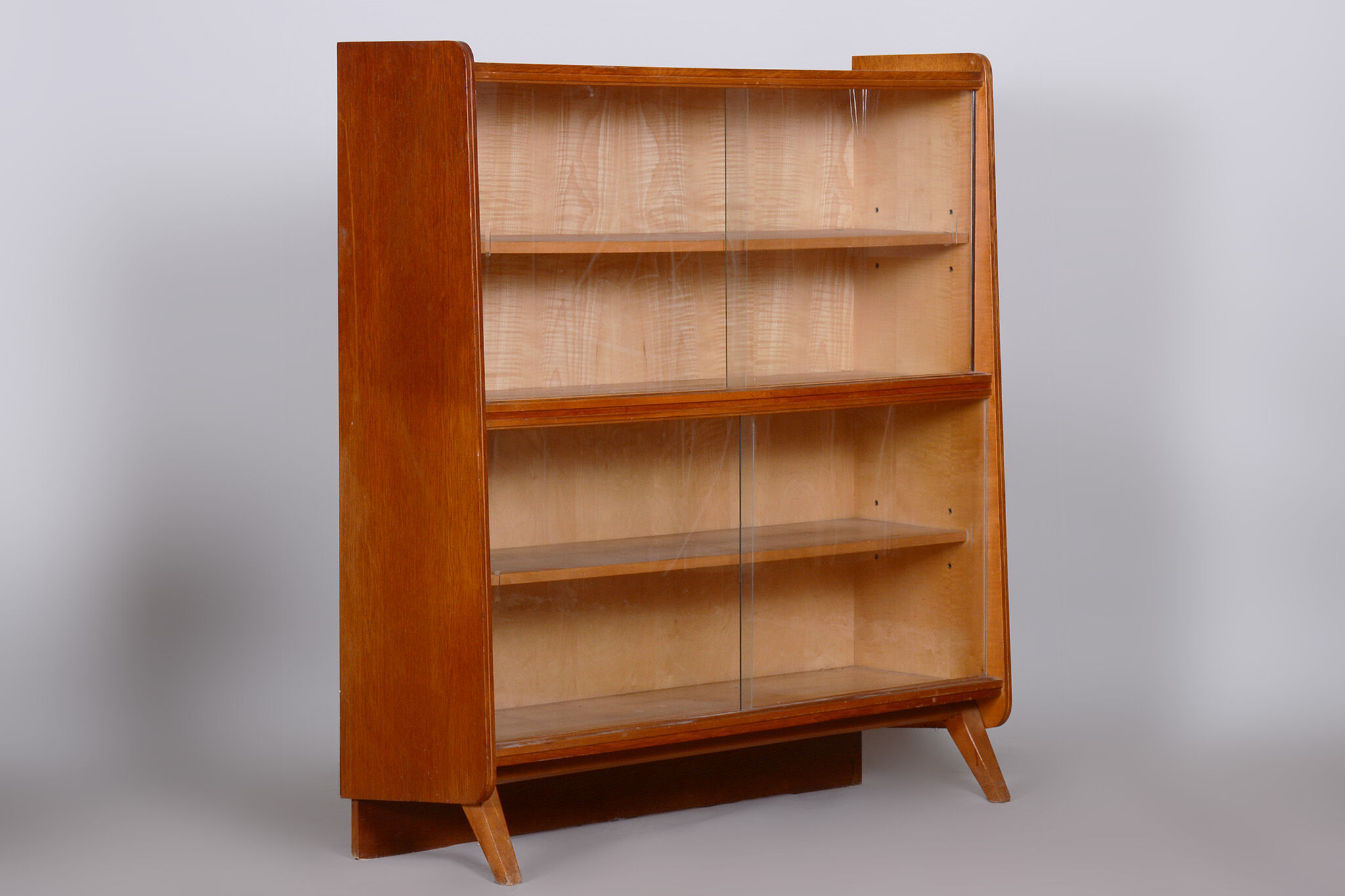 Bibliothèque restaurée en chêne du milieu du siècle, portes vitrées, polonaise relancée, Tchéquie, années 1950
