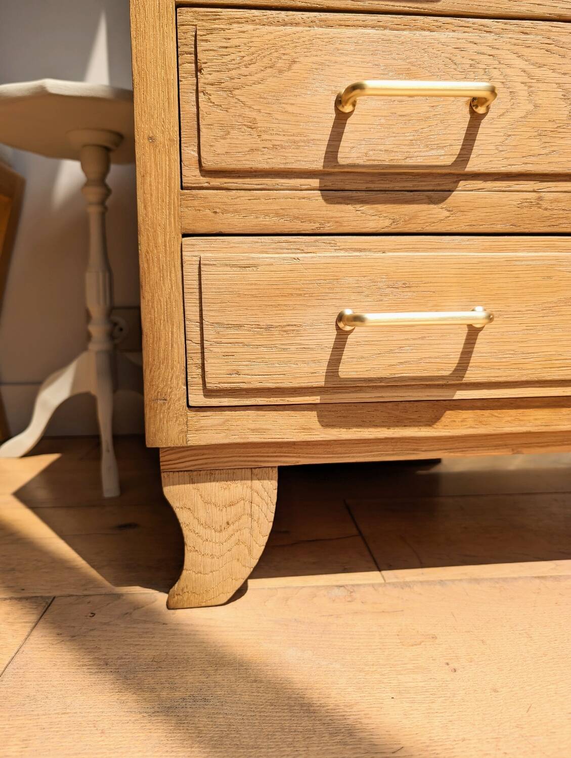 Retro chic oak chest of drawers with golden handles