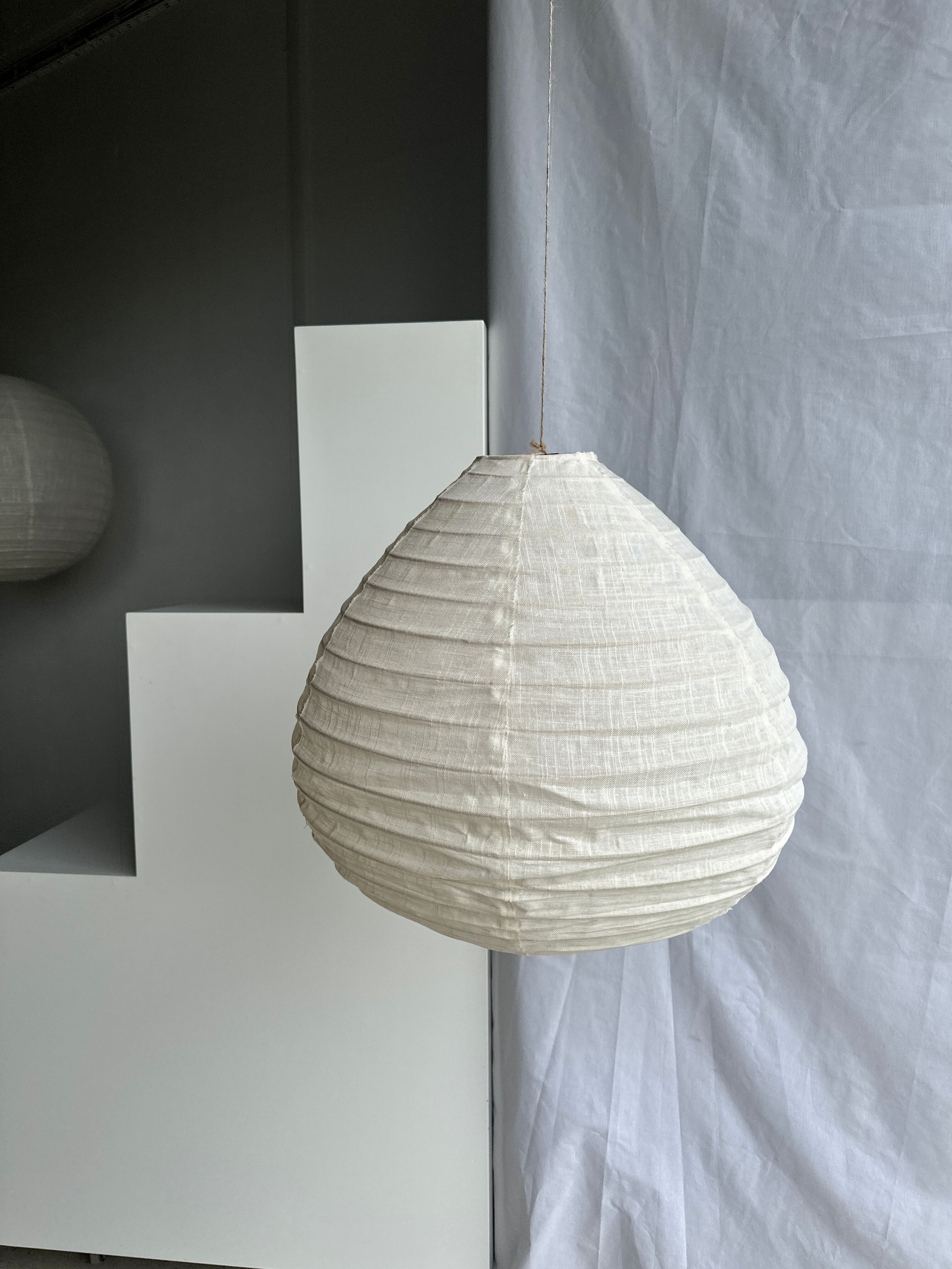 Suspension in rattan and natural japanese linen in the shape of a drop