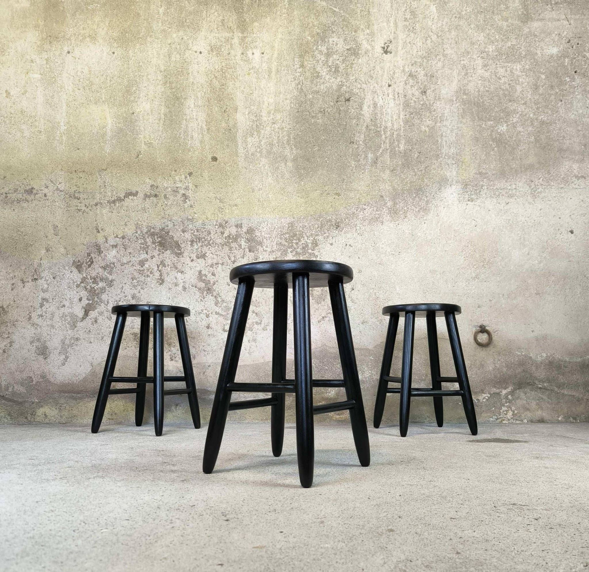 Ensemble de trois tabouret vintage en bois laqué noir.