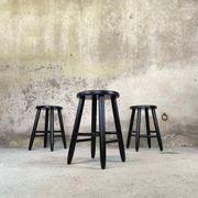 Ensemble de trois tabouret vintage en bois laqué noir.