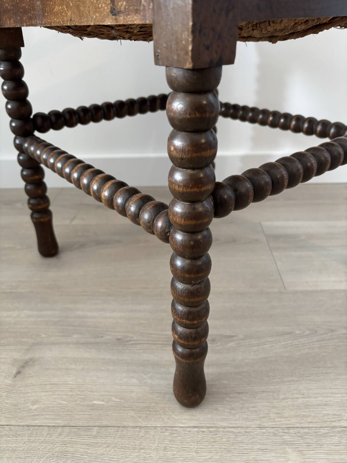 Chaise d’angle ancienne en bois tourné, assise en paille, style rusti