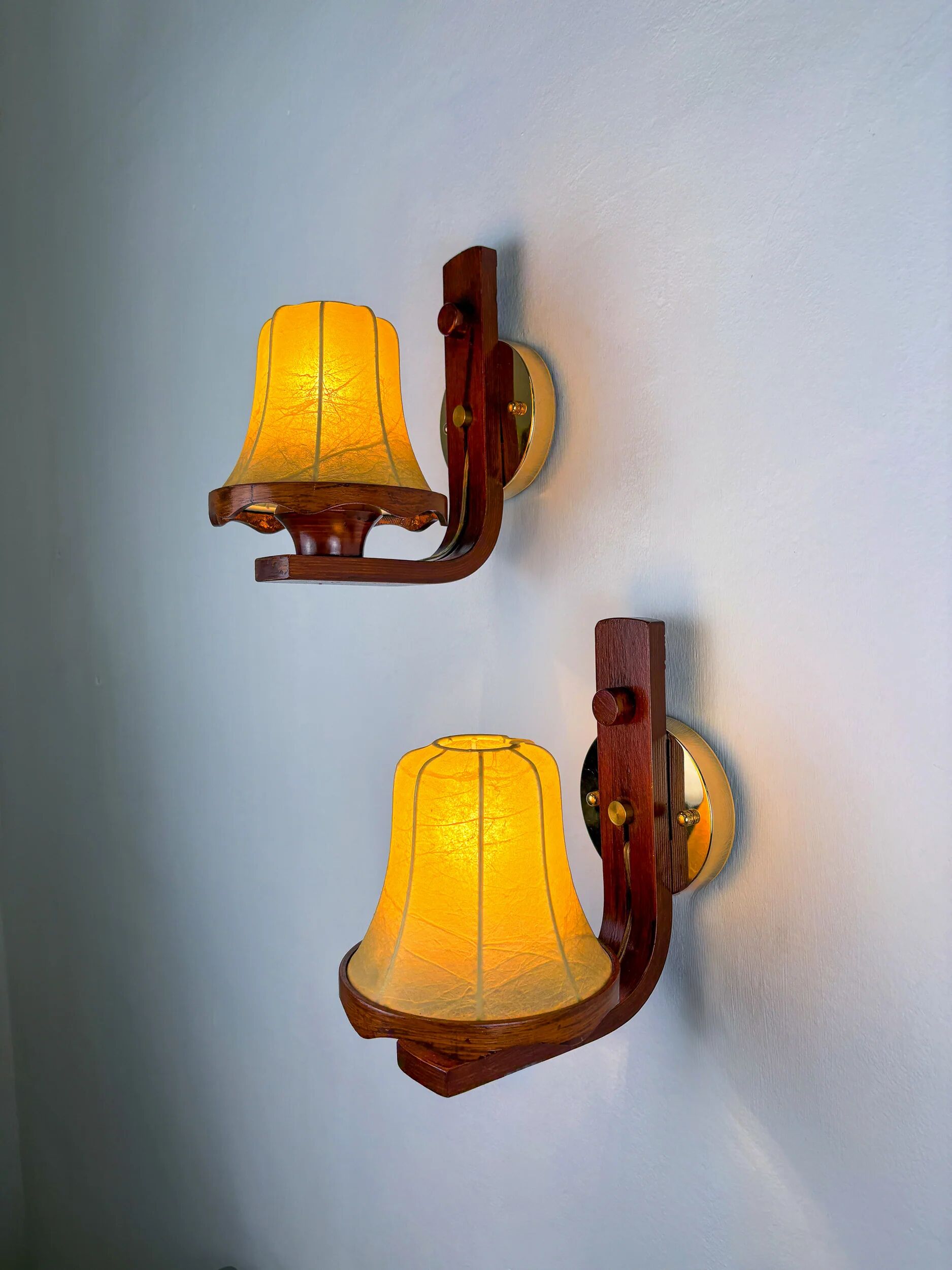 Paire de lampes murales "Cocoon" italiennes, en résine et bois, années 1970.