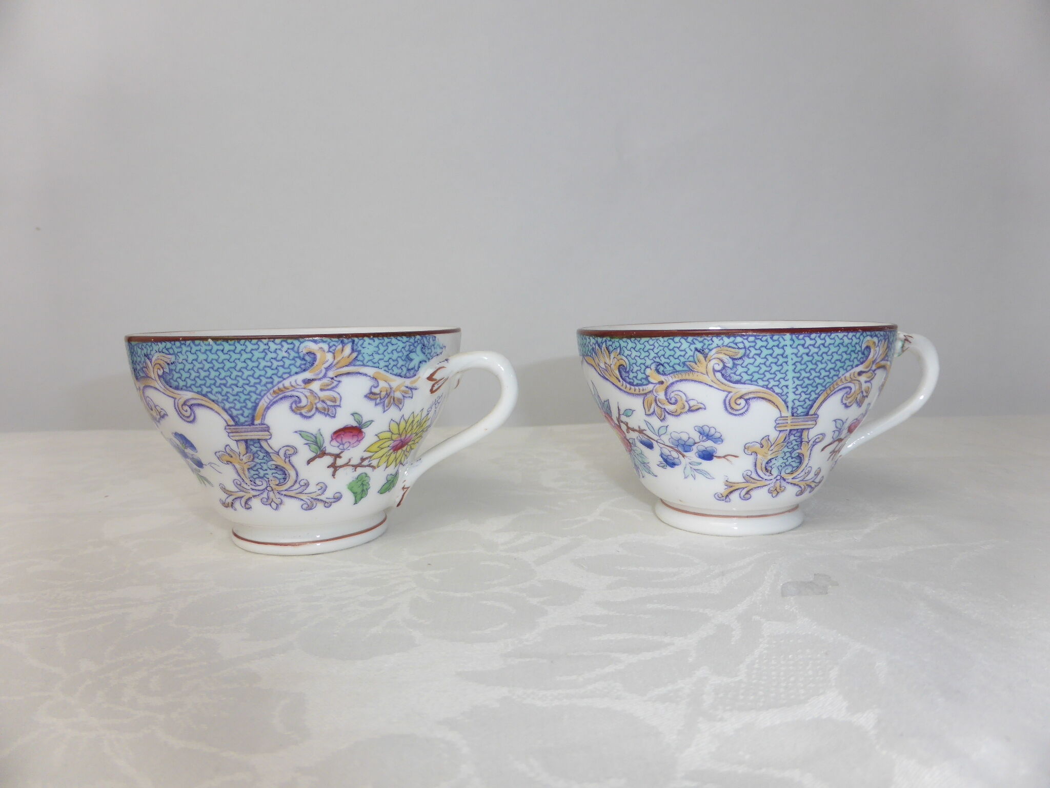 Paire de tasses à café en porcelaine de Rörstrand à décor floral japonisant