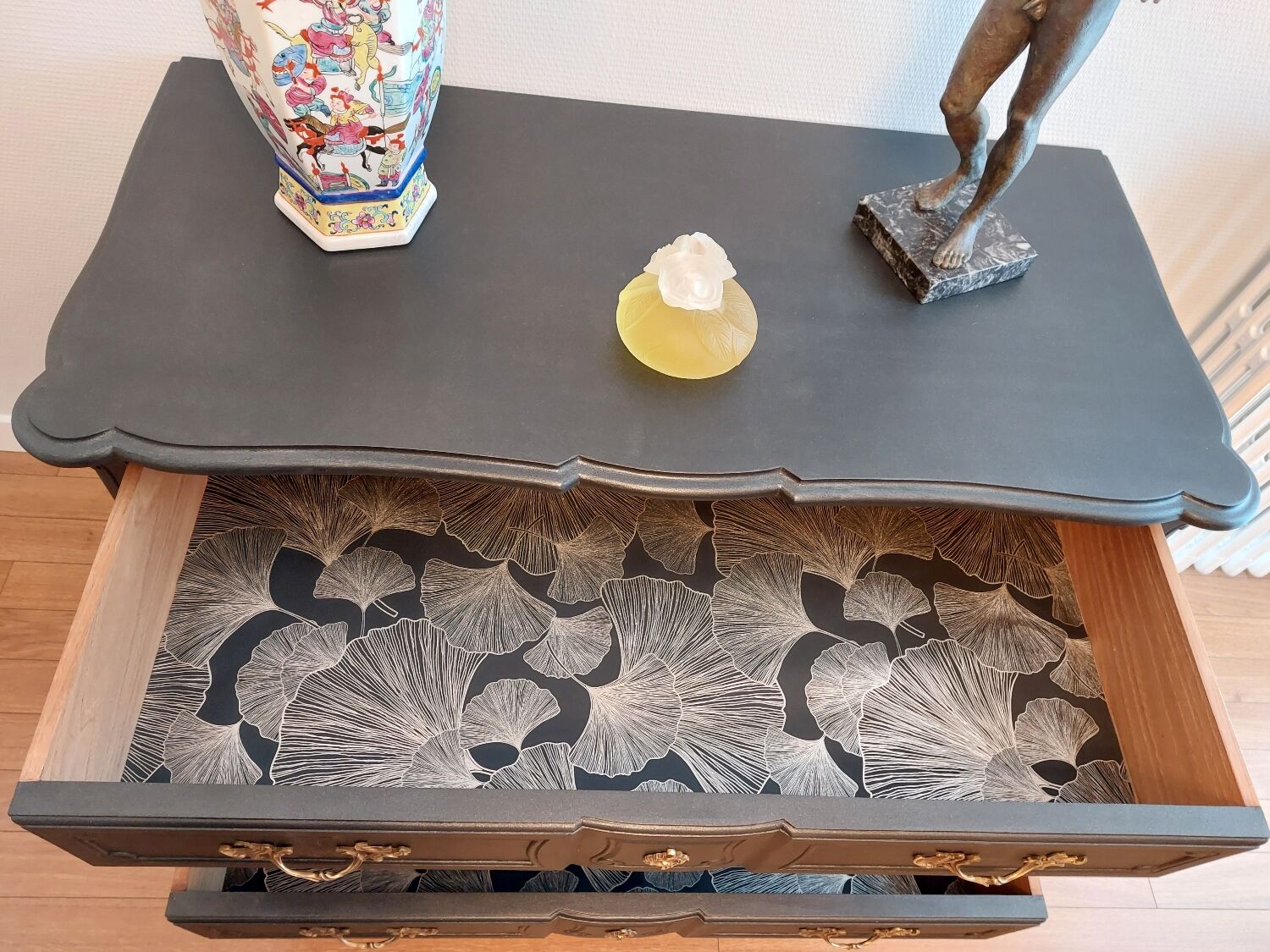 Louis XV lacquered chest of drawers black steel