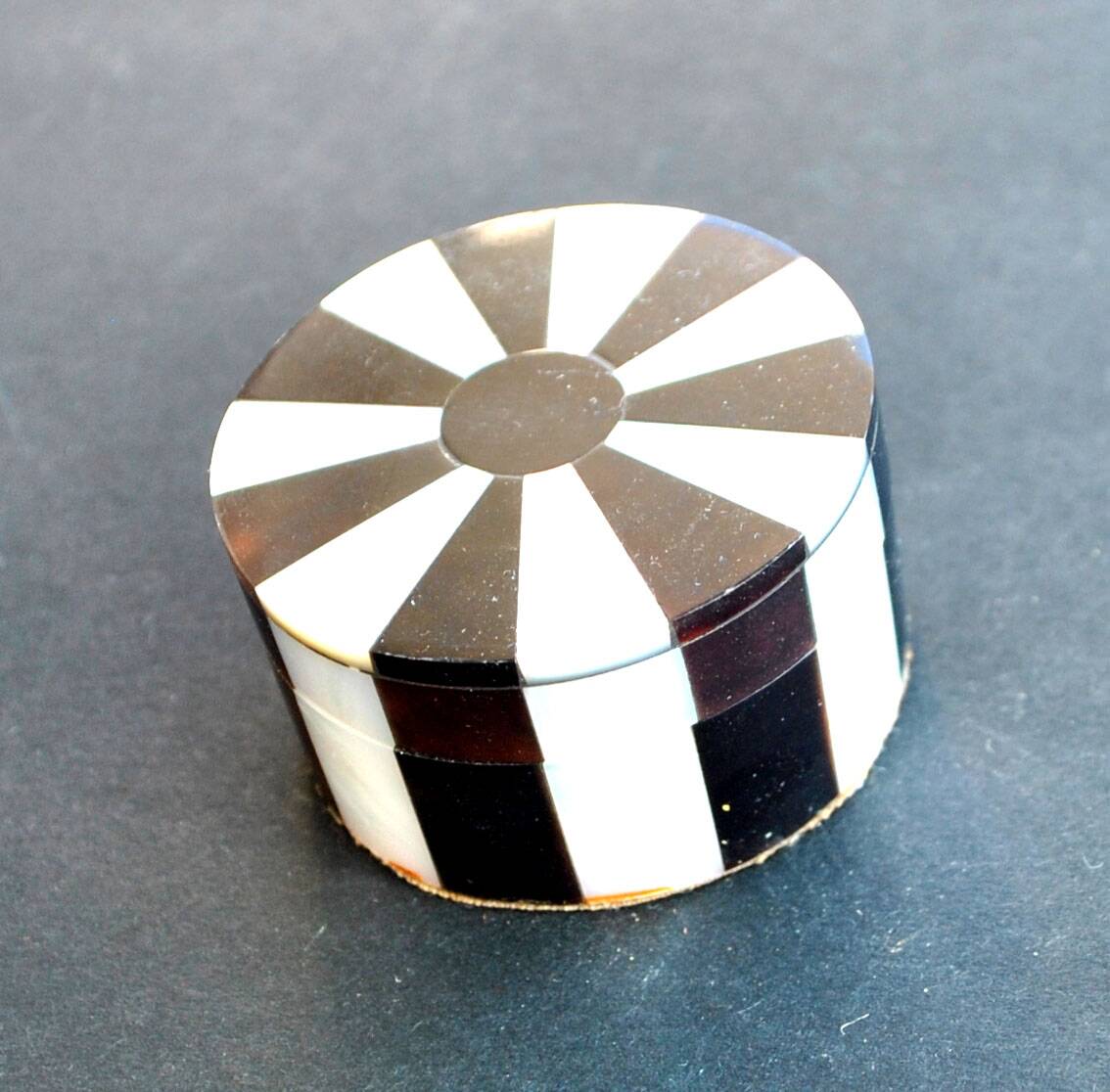 Vintage round box in mother-of-pearl and tortoiseshell-style resin - ring sizer pillbox snuff box