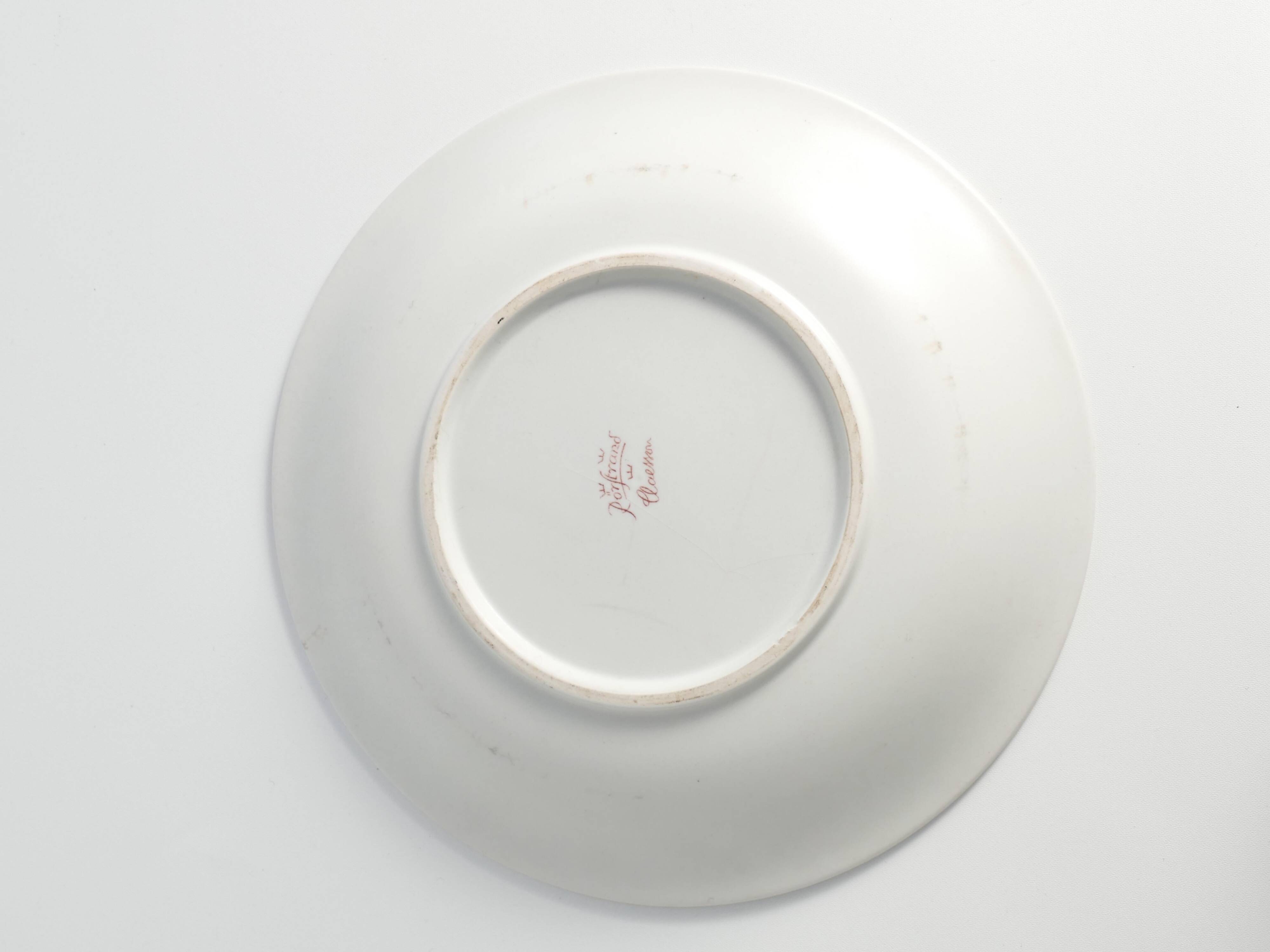 Plat en art populaire avec motif floral rouge par Ilse Claesson pour Rörstrand, Suède 1930