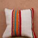 Coussin en laine rayé coloré