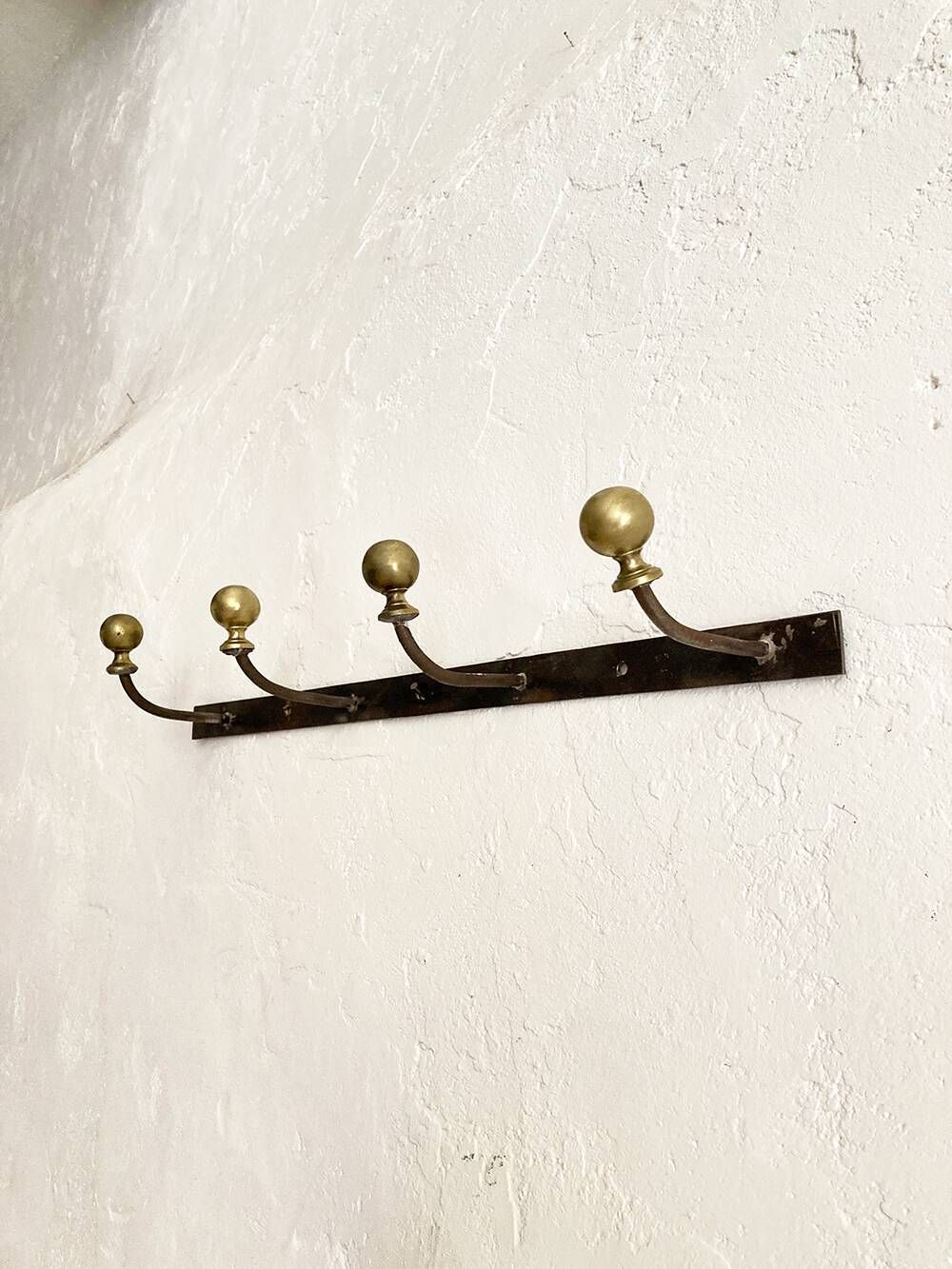 Wall-mounted coat rack with 4 hooks in metal and brass