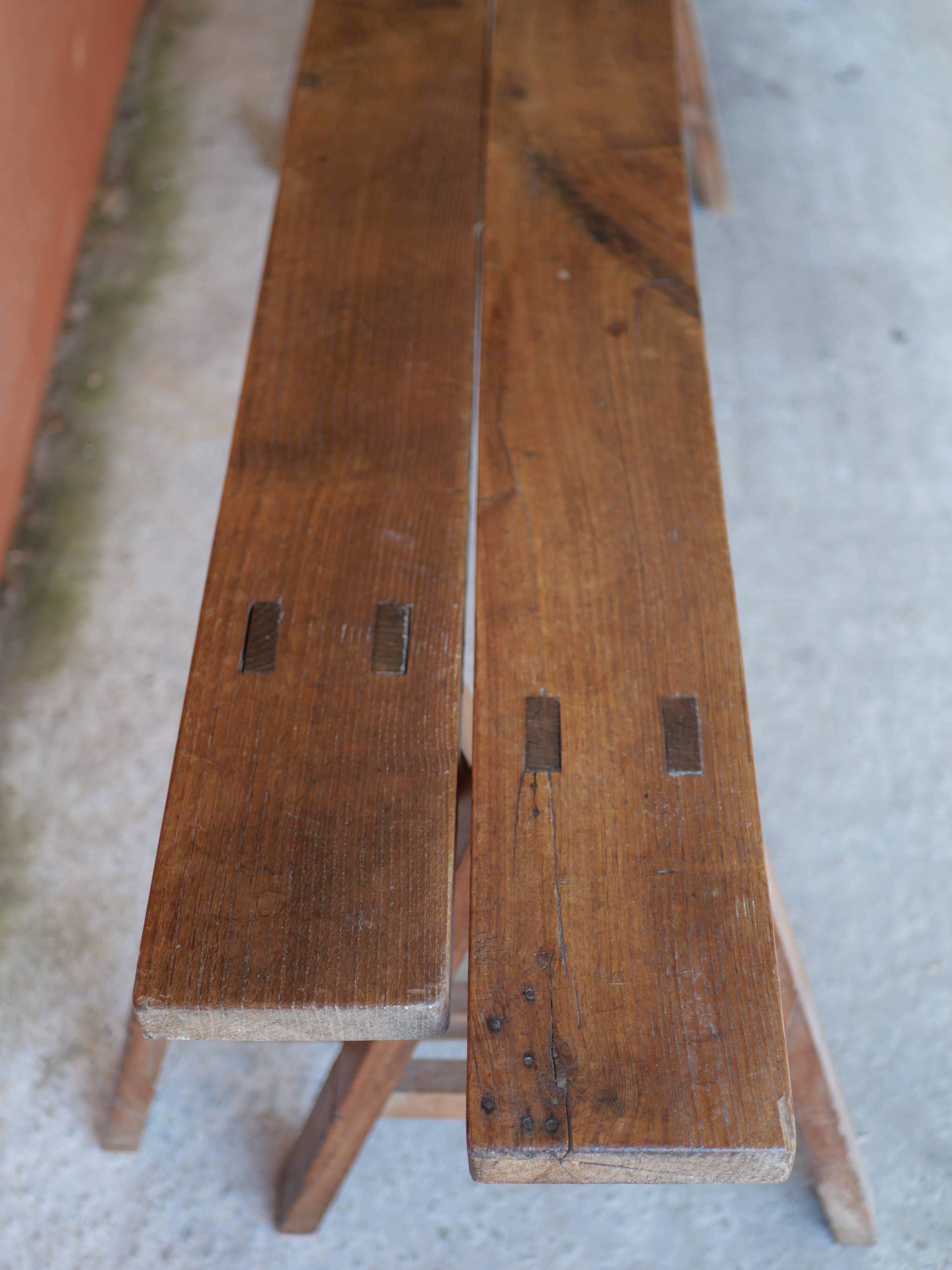 Paire de bancs de ferme en bois