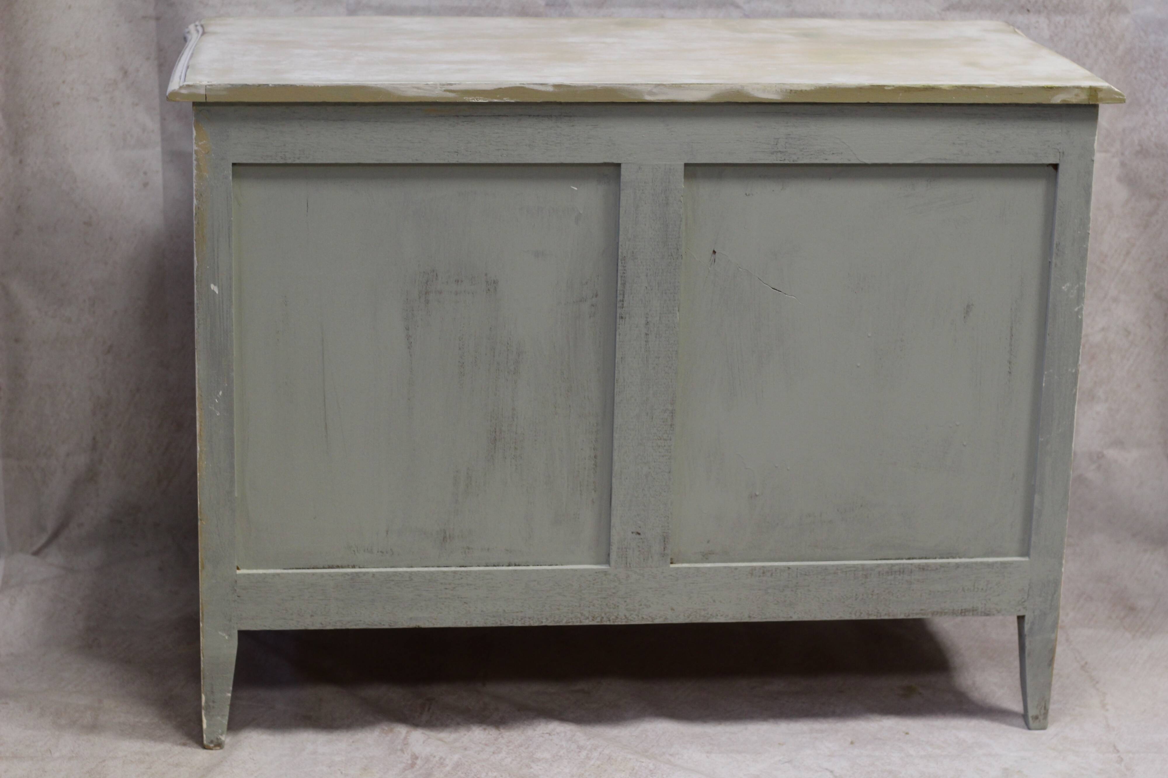 Commode arbalete ancienne patinée beige et blanc