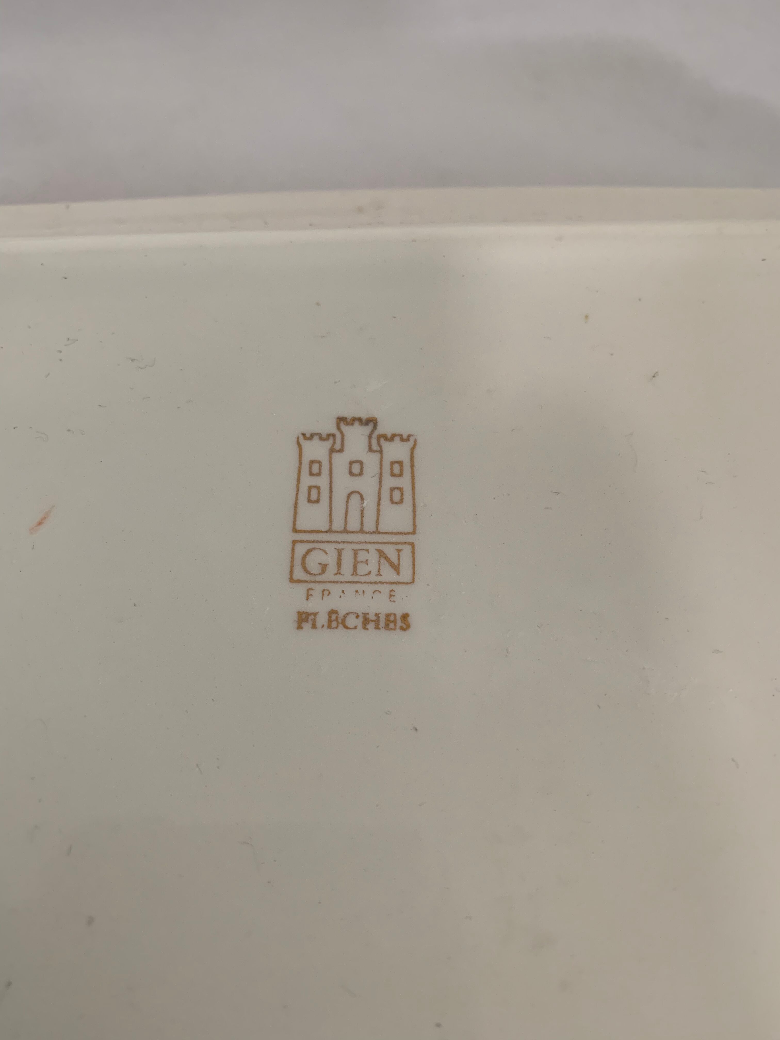 Lot of 2 bowls and 4 dishes or plates Gien model arrows 1970