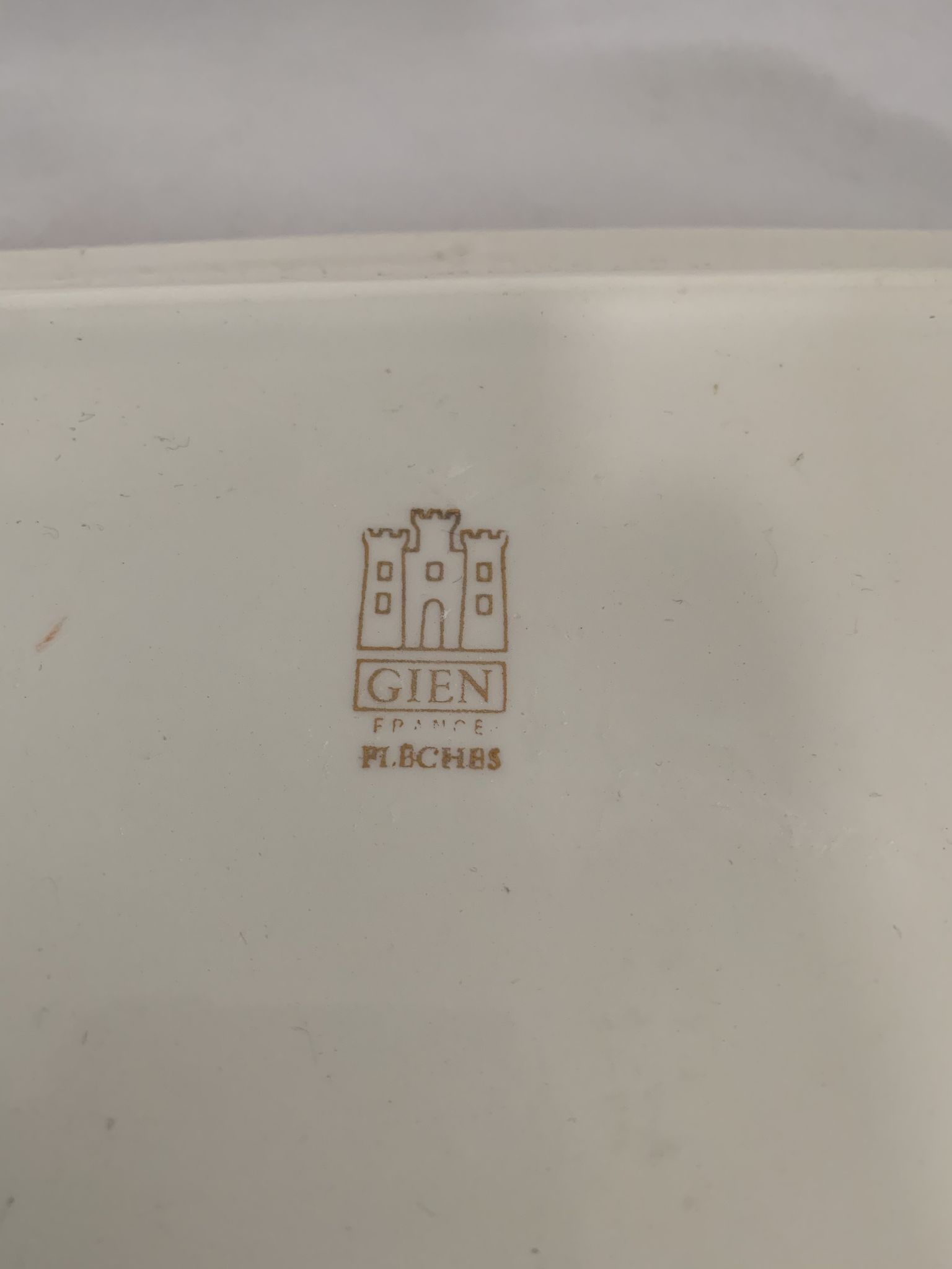 Lot of 2 bowls and 4 dishes or plates Gien model arrows 1970
