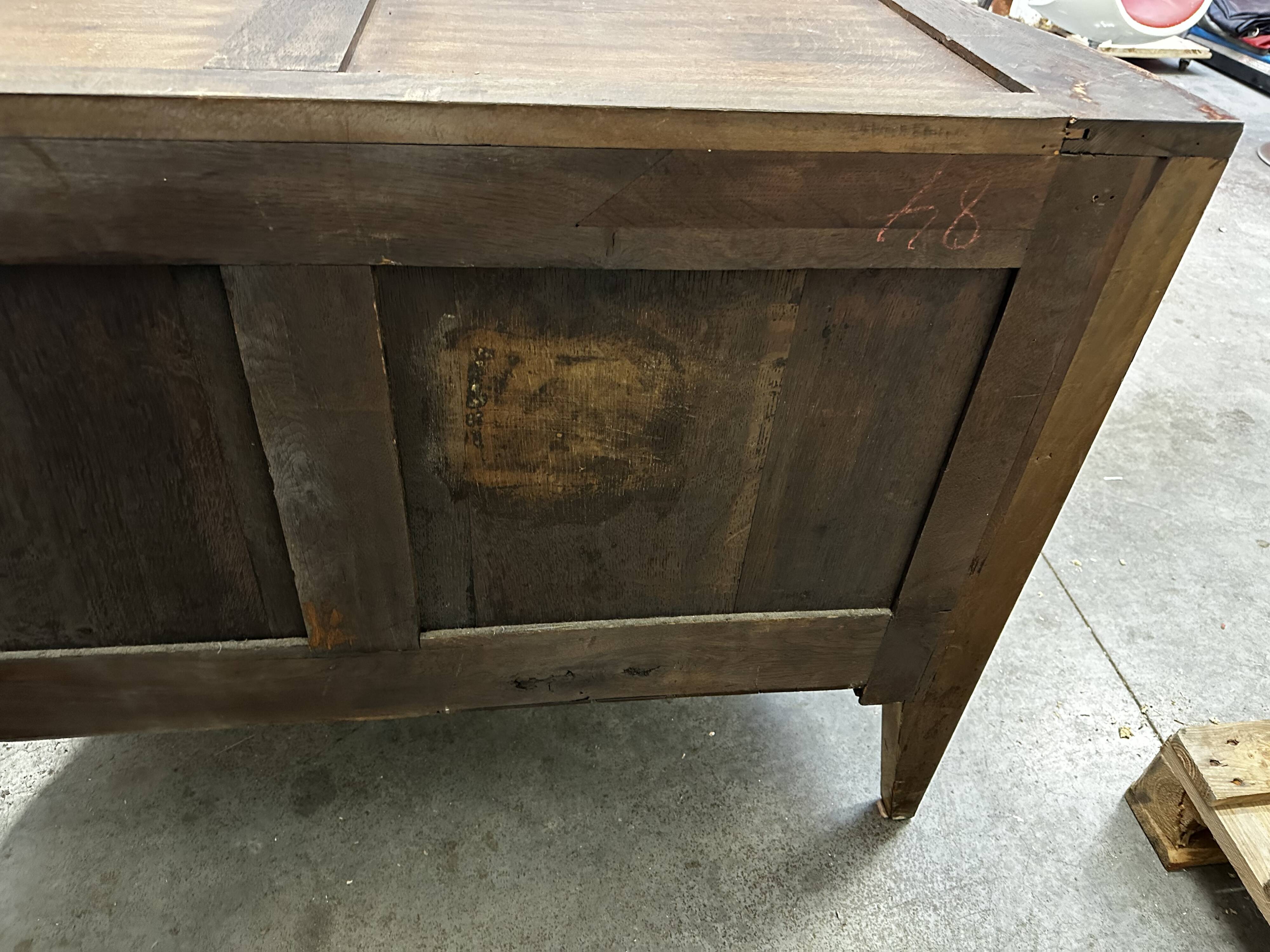 Curved and inlaid chest of drawers, Louis XV style, late 19th-early 20th century