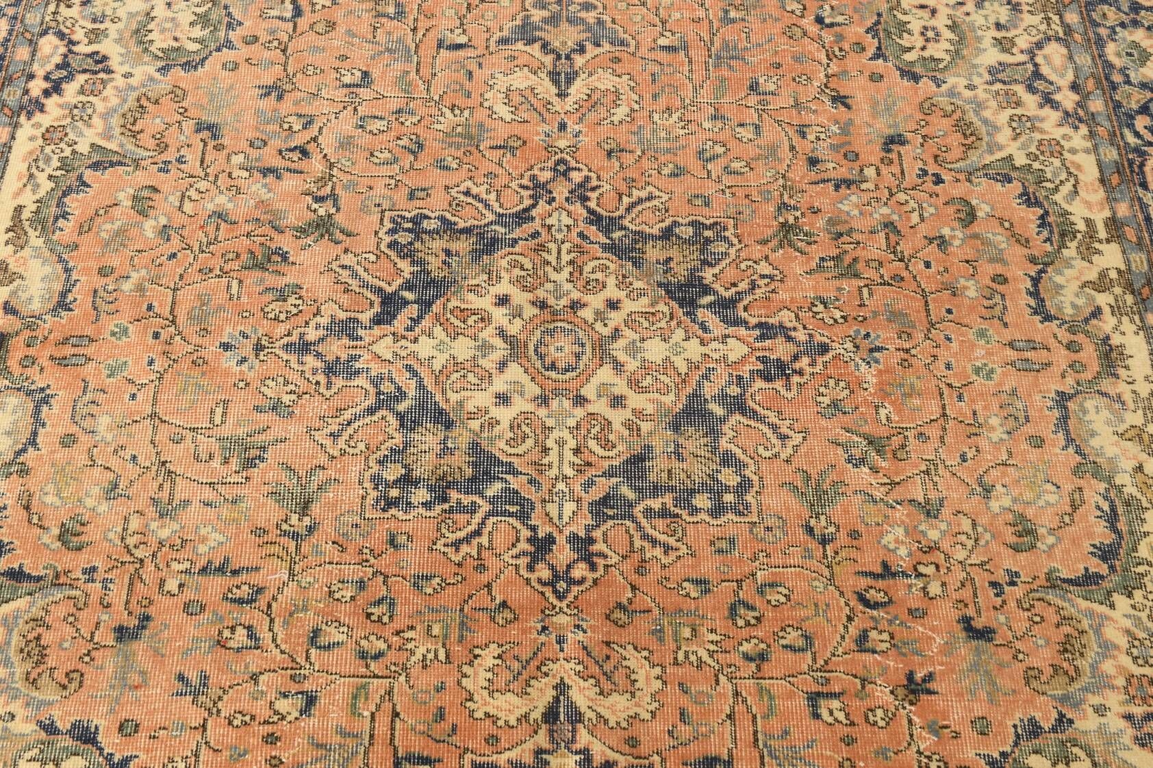 Vintage Turkish rug in red and beige with floral medallion, 199 × 288 cm