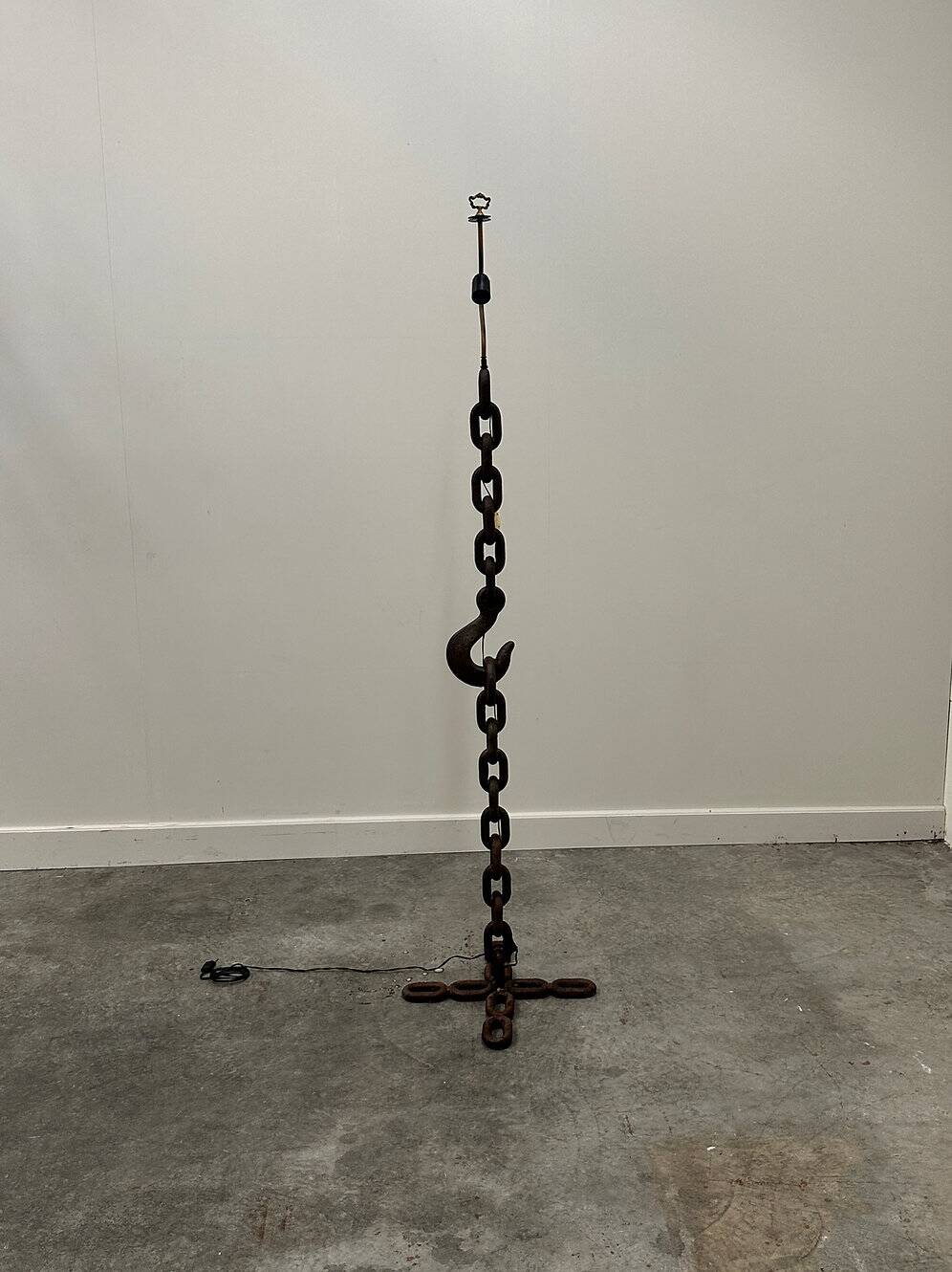 Brutalist cast iron & marine chain links floor lamp, France 1960s.