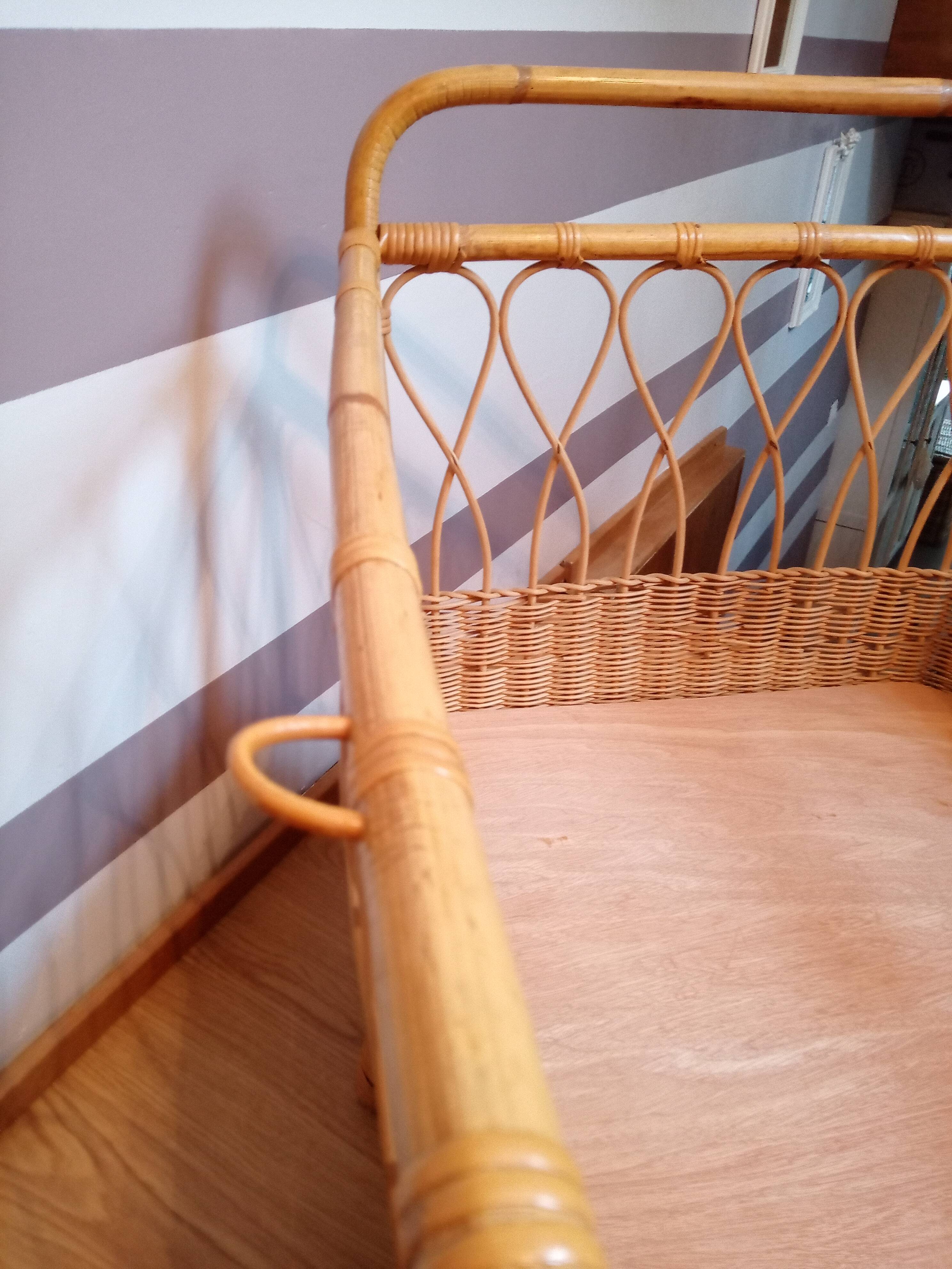 Vintage baby bed in wicker/rotin