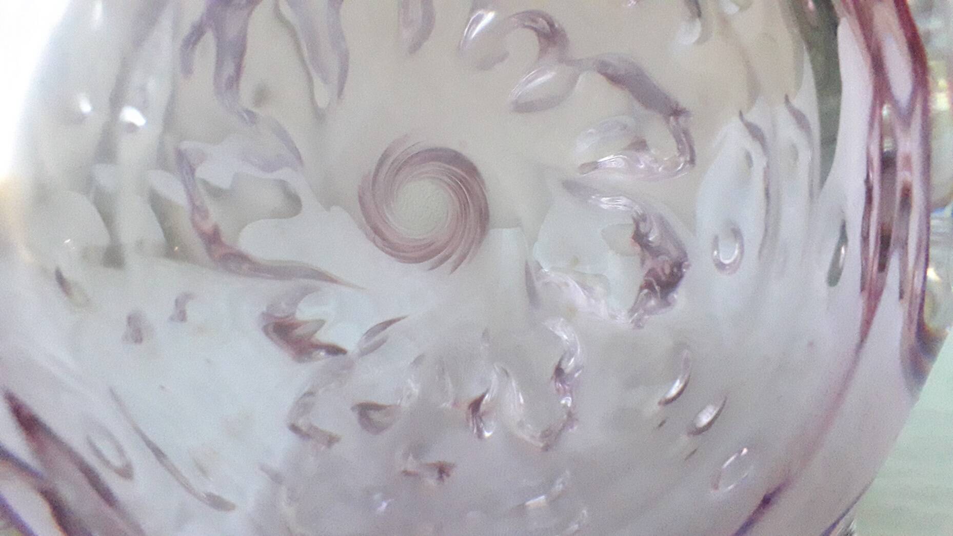 Vase en verre rose