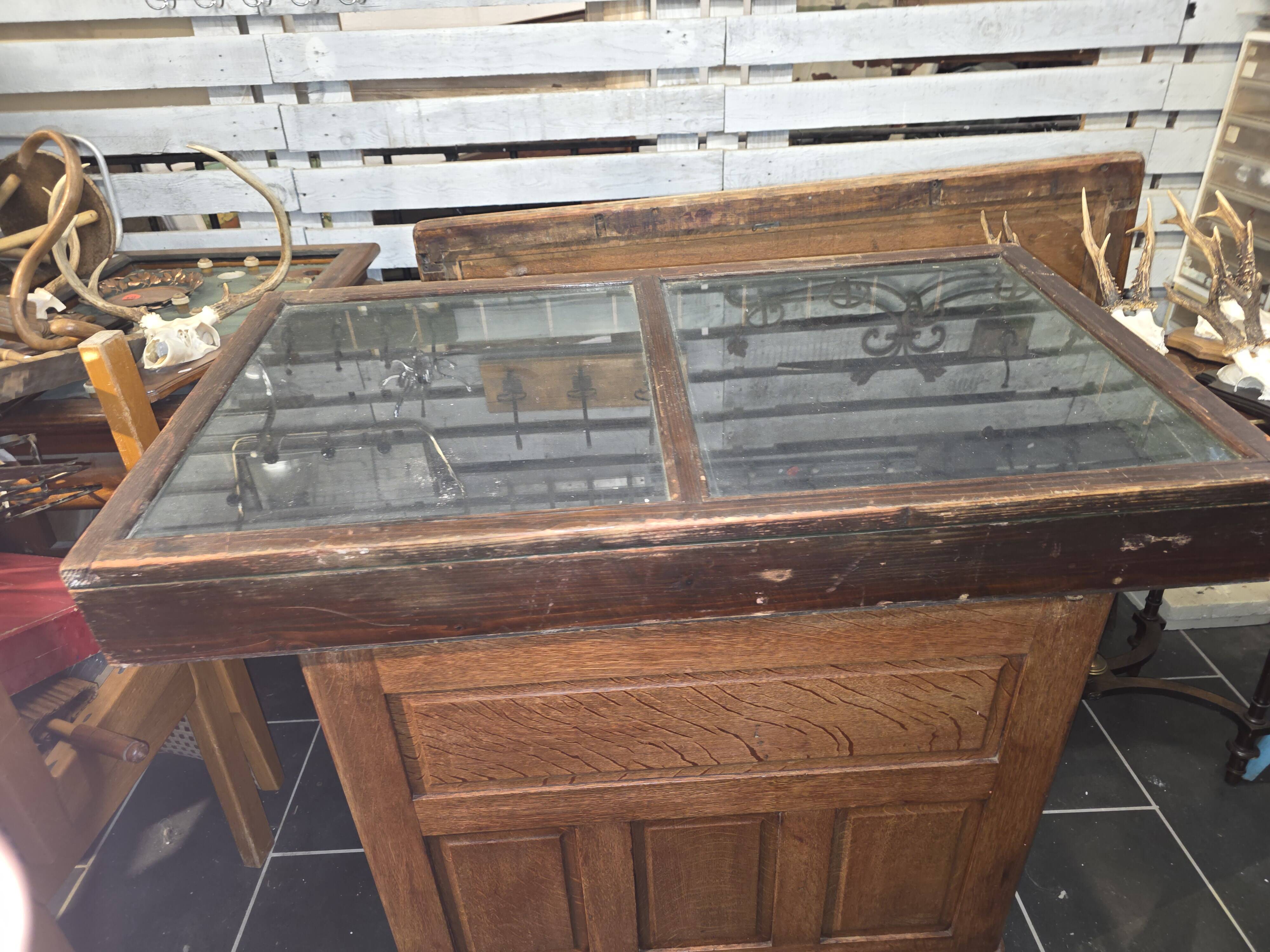 Vitrine ancienne de magasin en bois
