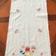 Nappe ancienne brodée fleurs bord festonné