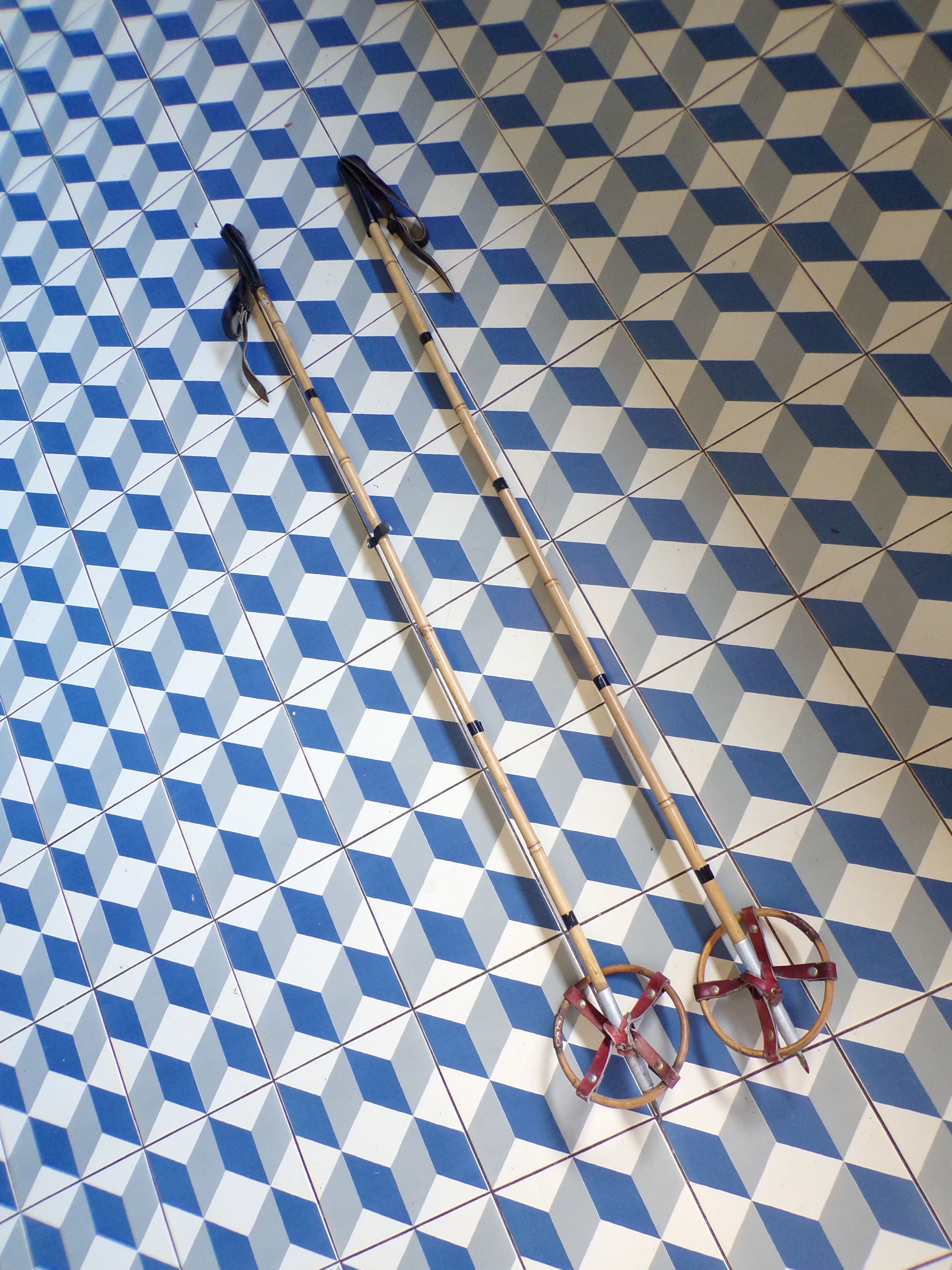 Pair of vintage ski poles in reed 125cm