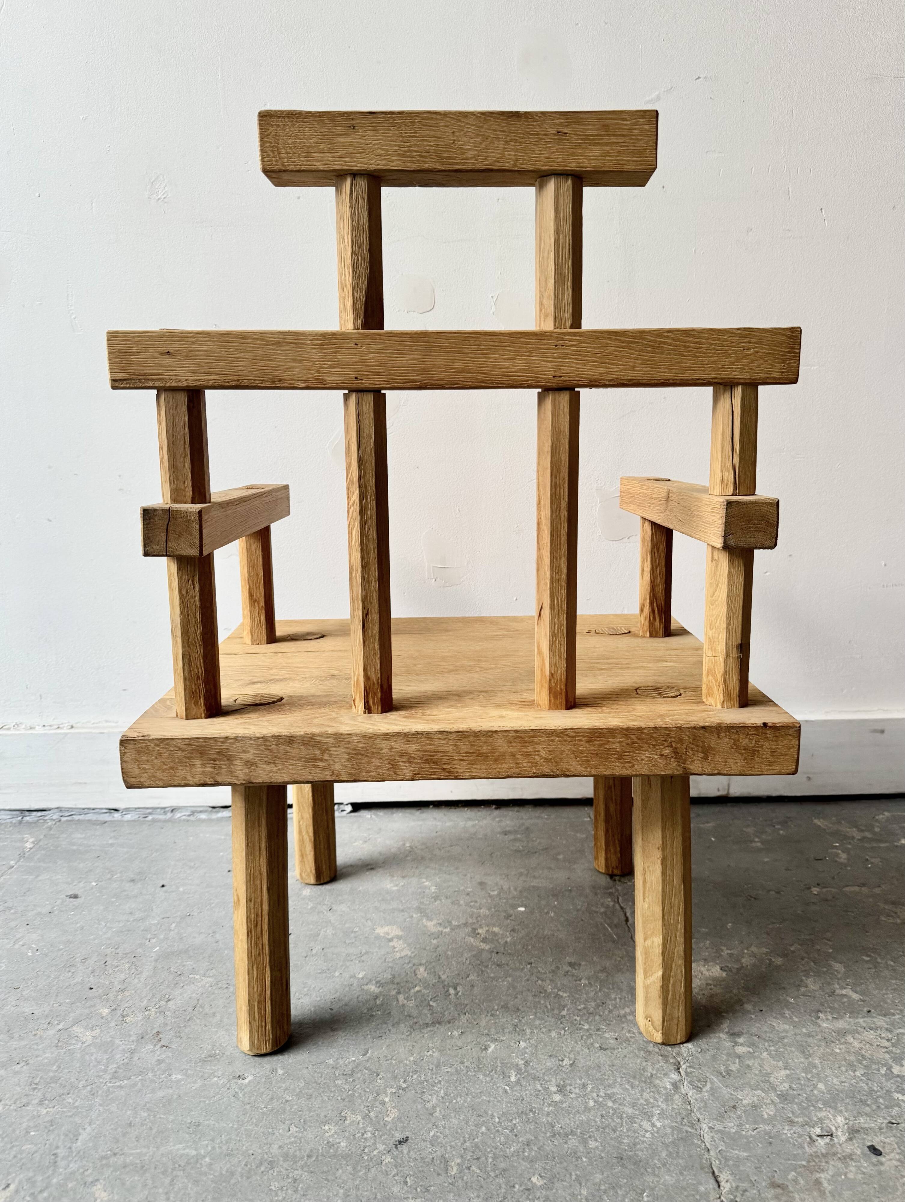 Chaise en bois primitive pour enfant