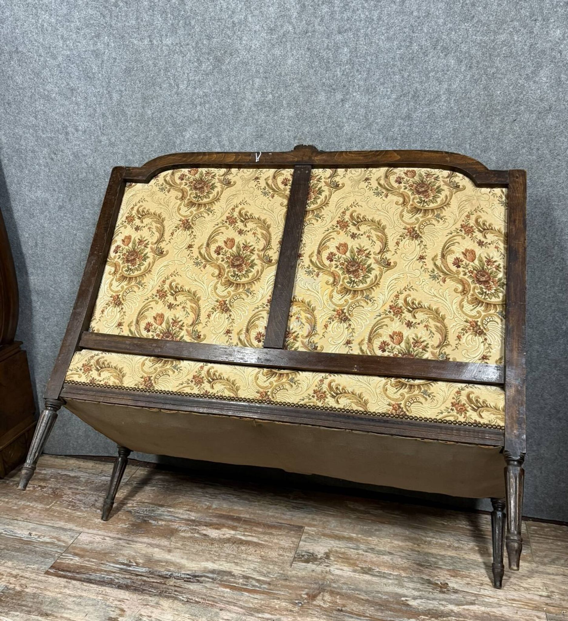 Banquette à oreilles de style Louis XVI en bois sculpté vers 1850