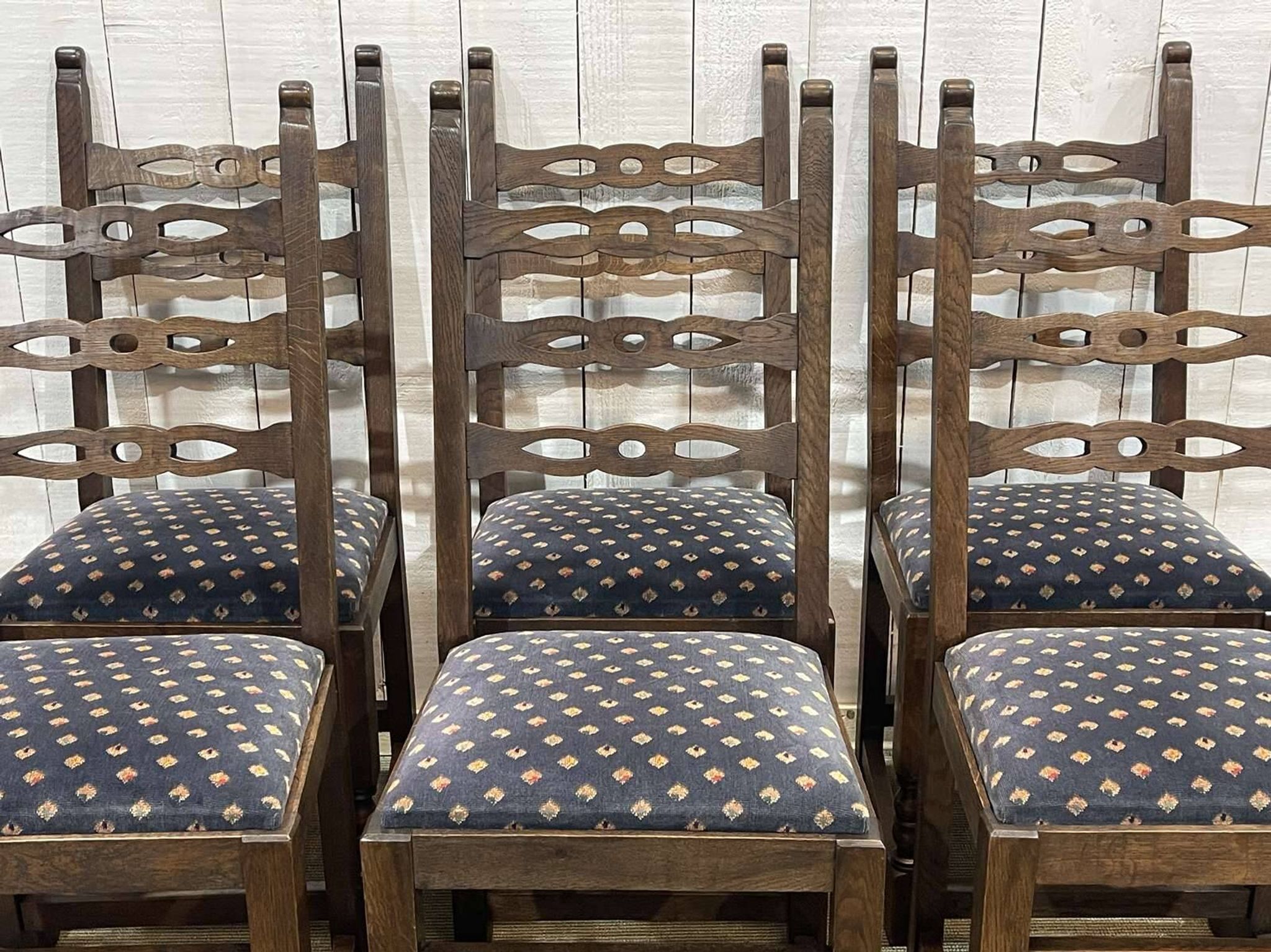 Suite de 6 chaises anglaises 19ème en chêne
