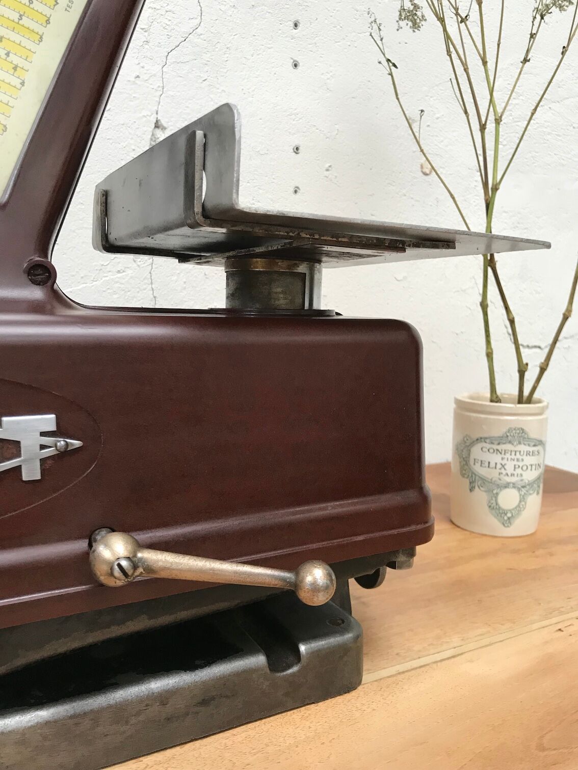 Testut kitchen scale in bakelite