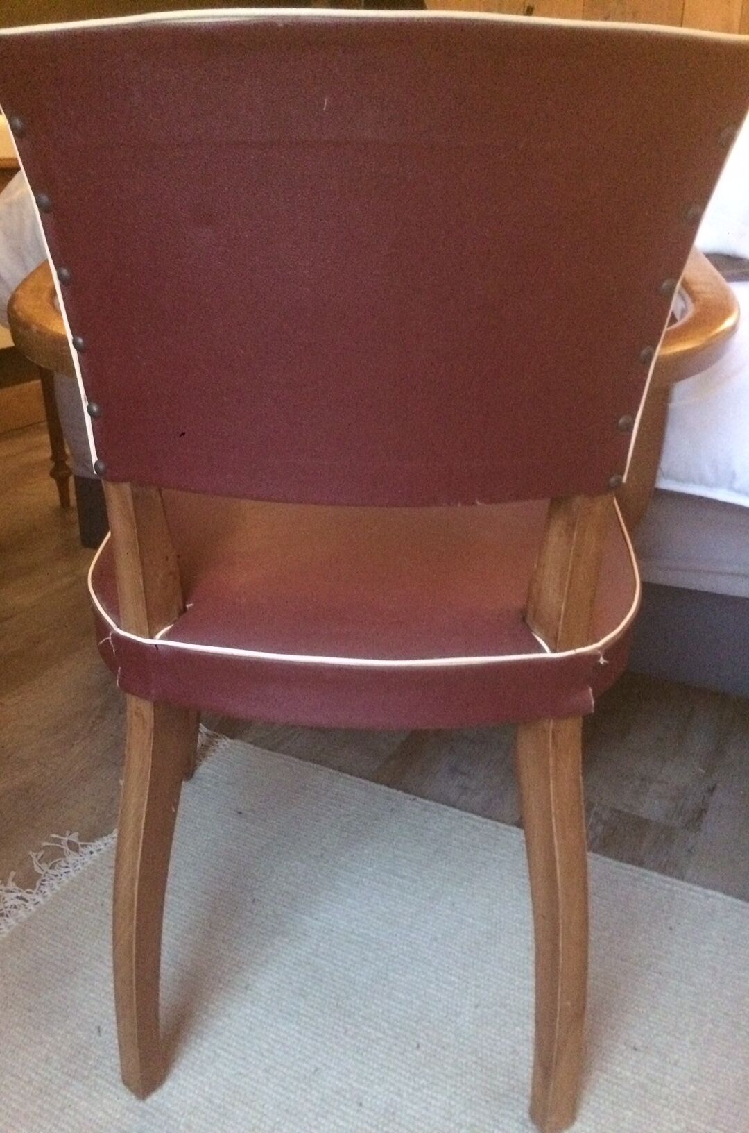 Skai chair binds wine and wooden footpieces and armrests