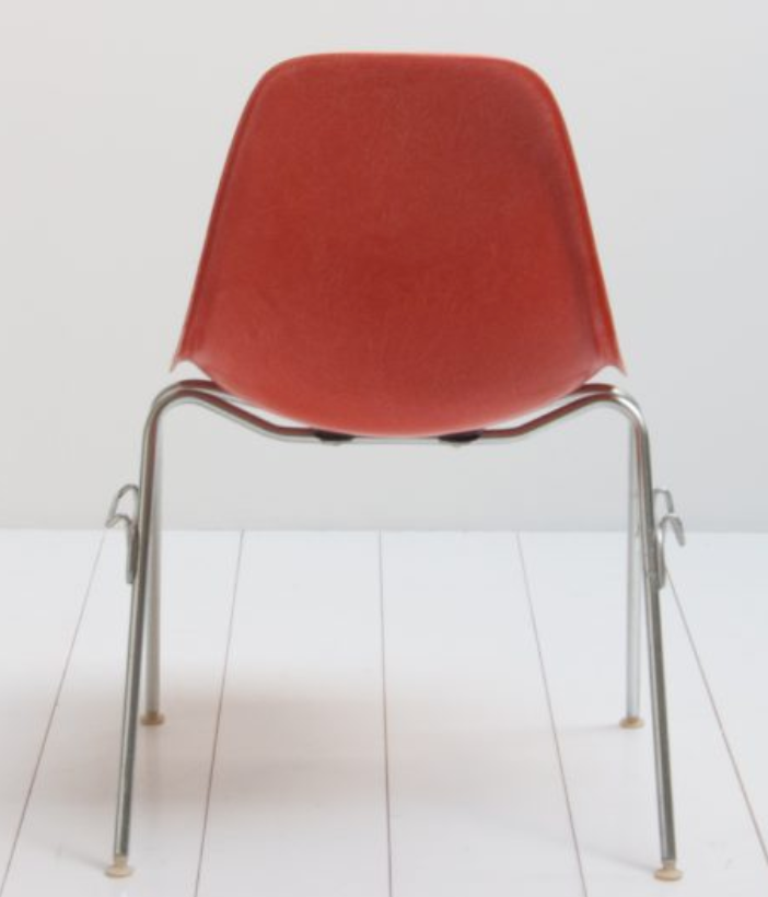 Chaise Eames produite par Herman Miller rouge