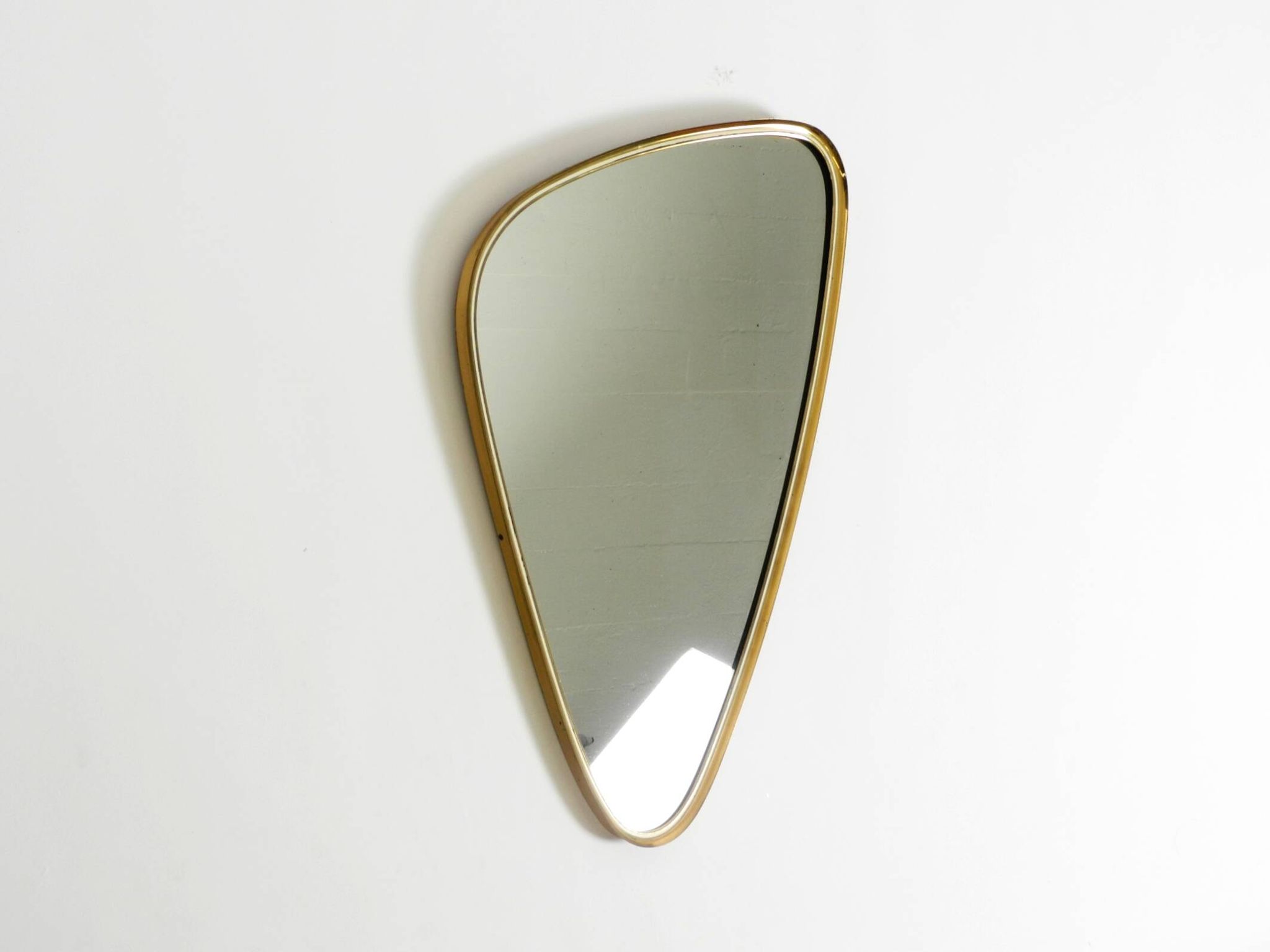 Heavy mid-century brass kidney-shaped wall mirror from Münchner Zierspiegel
