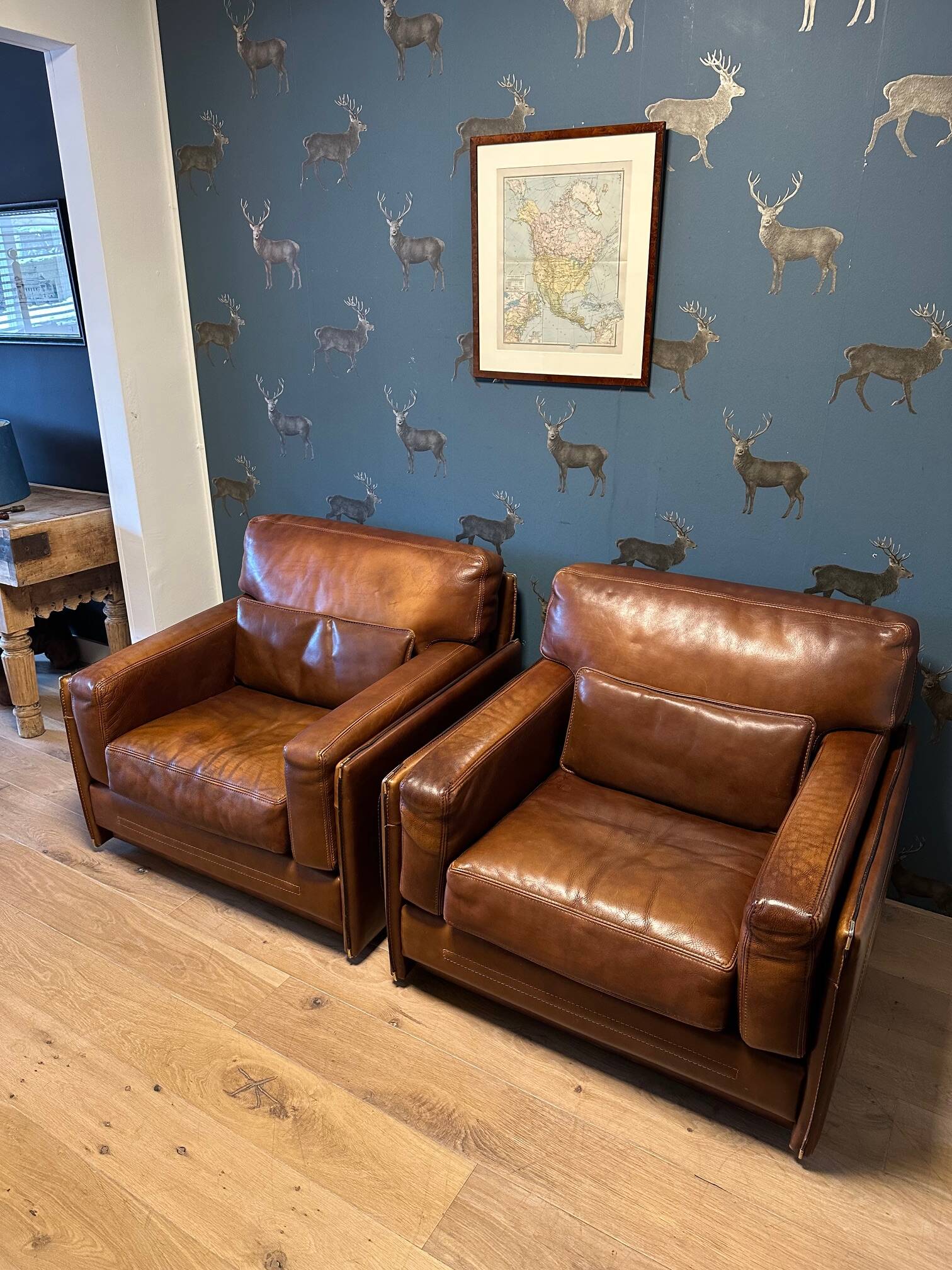 Ensemble de deux fauteuils en cuir de buffle.
