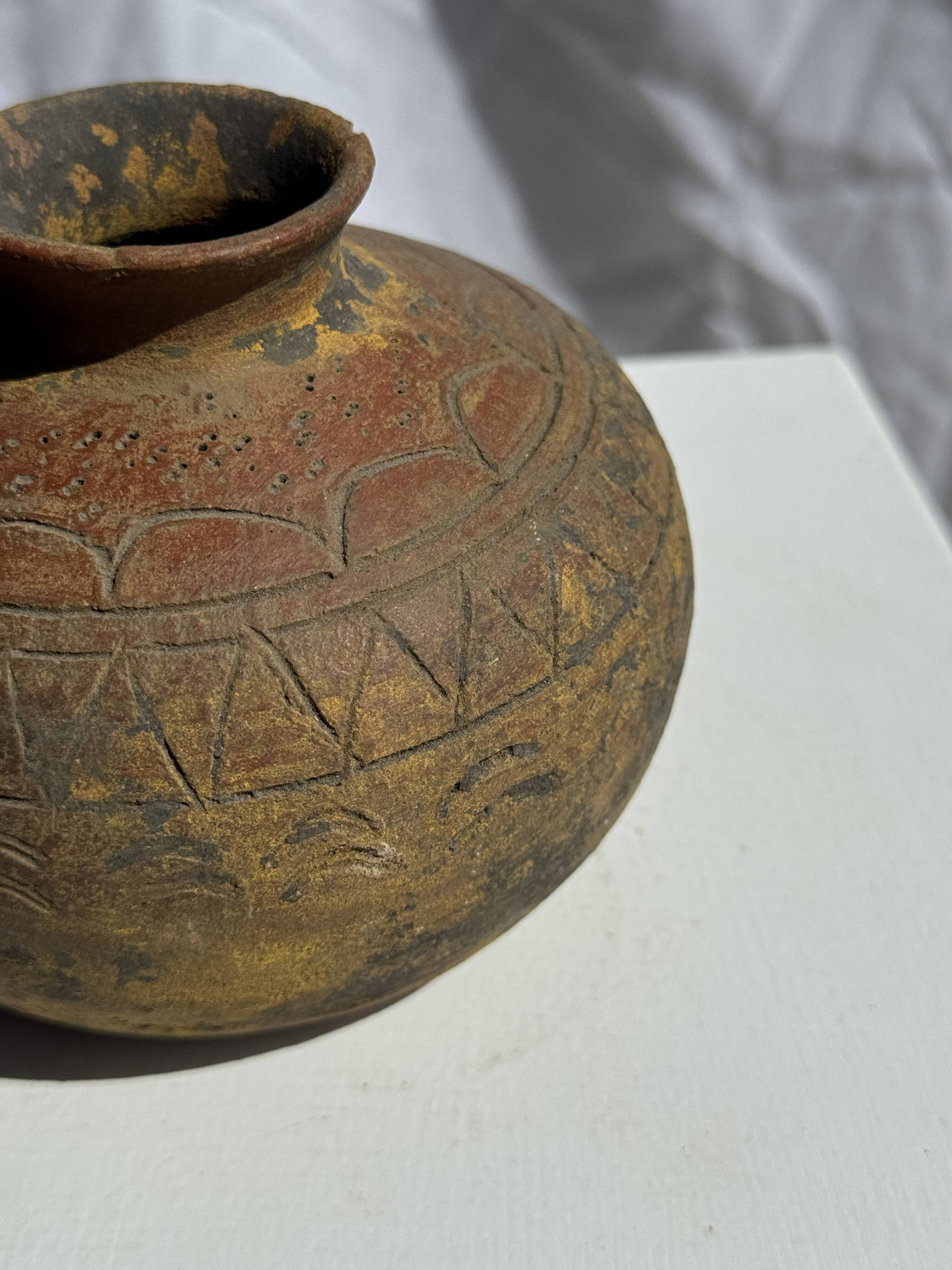 Small round ancient vase in engraved terracotta, Indonesian polychromy H10 D1