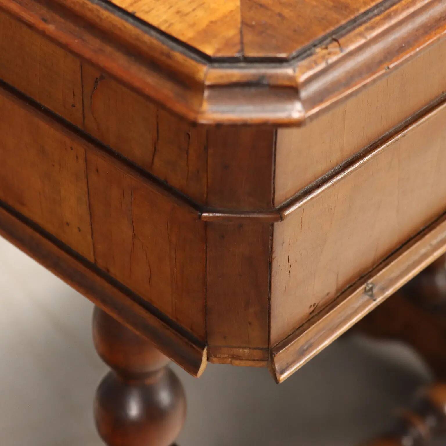 Antique sewing table in walnut and cherry wood, 19th century.
