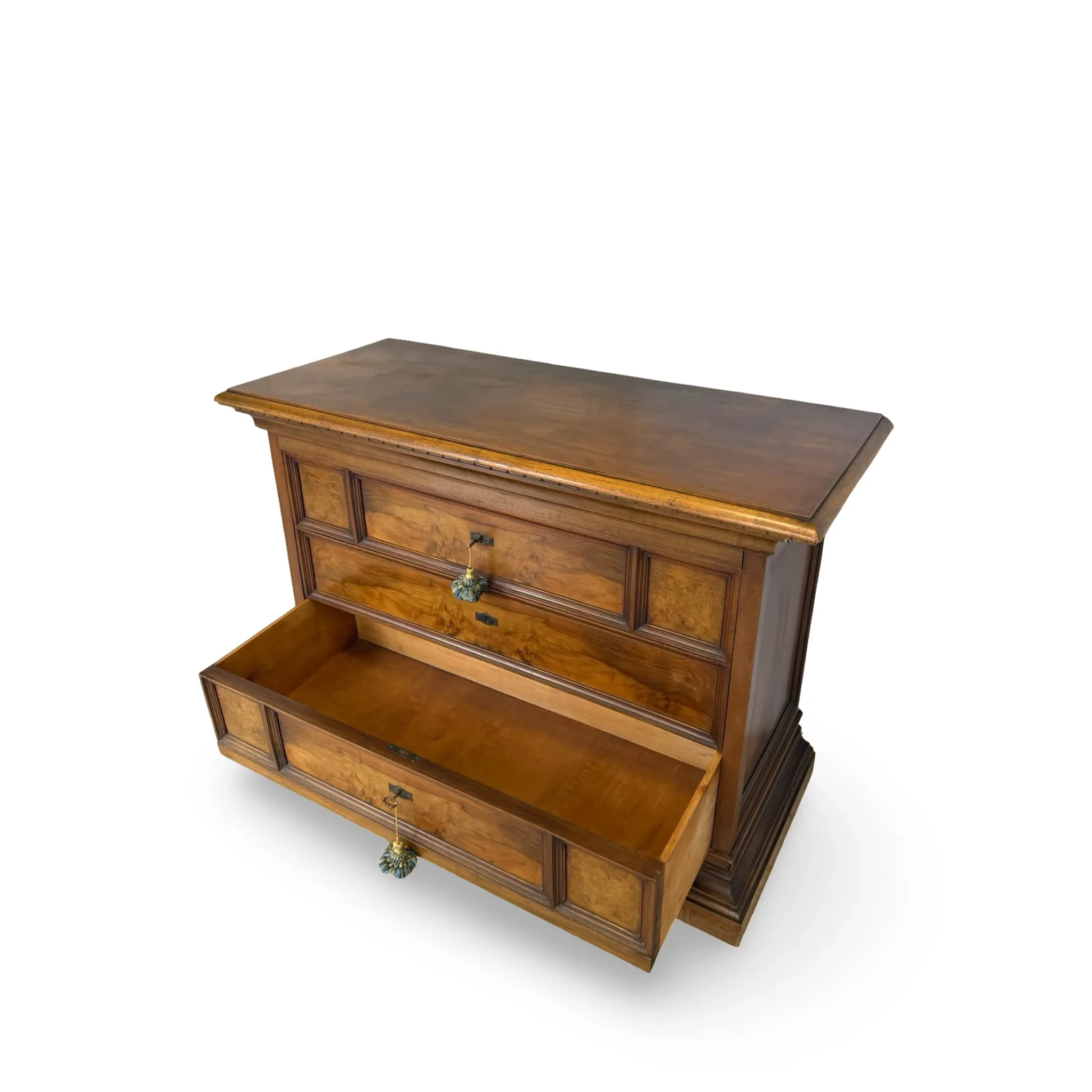 Elegant antique Italian chest of drawers, dating from the 20th century