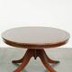 Table basse avec un plateau en cuir rouge de style anglais du 20e siècle.