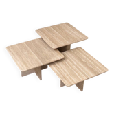 Ensemble de trois tables gigognes / tables d'appoint en travertin italien, années 1970-1980.