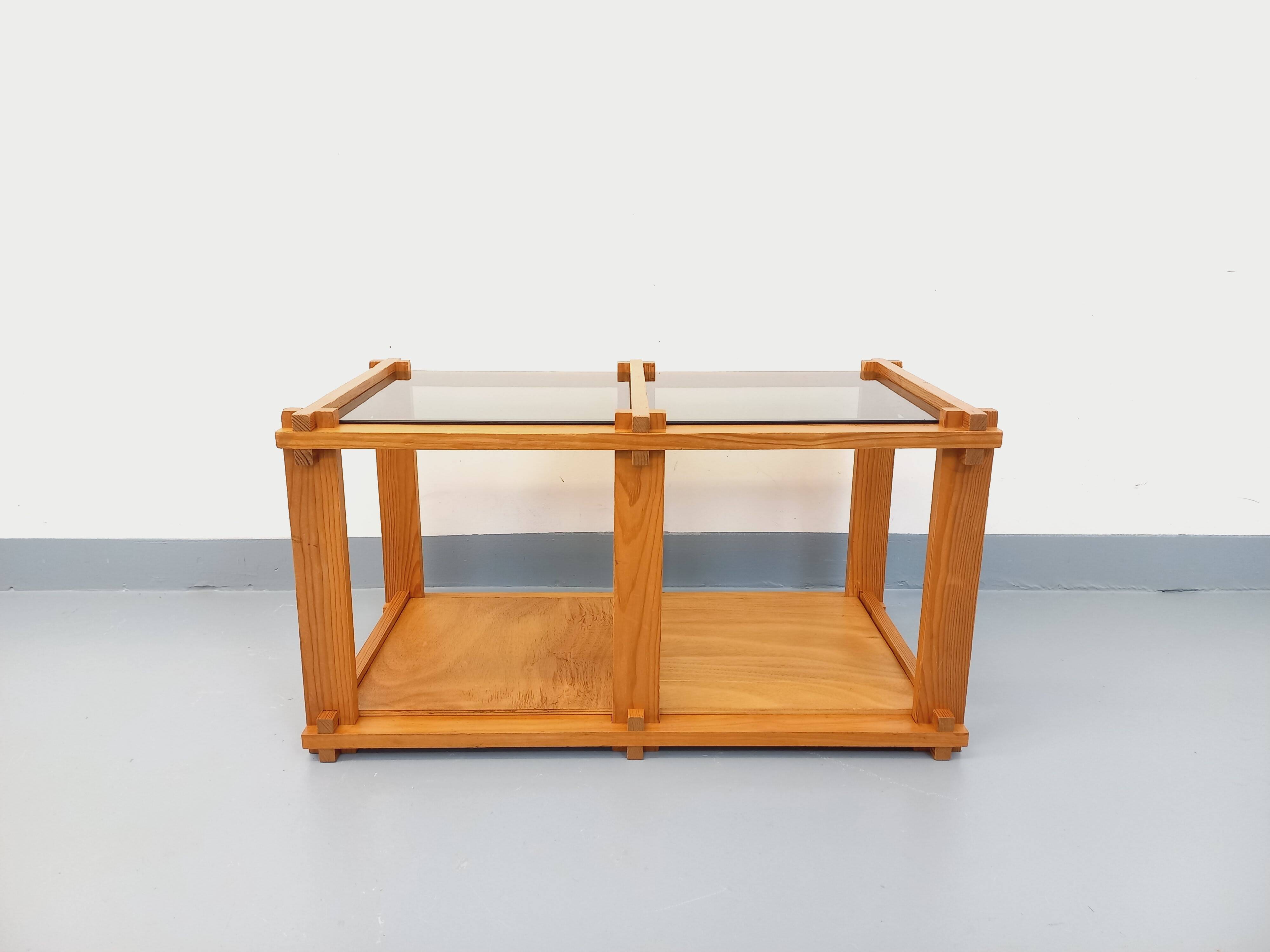 Vintage rectangular coffee table in pine and smoked glass from the 70s and 80s.