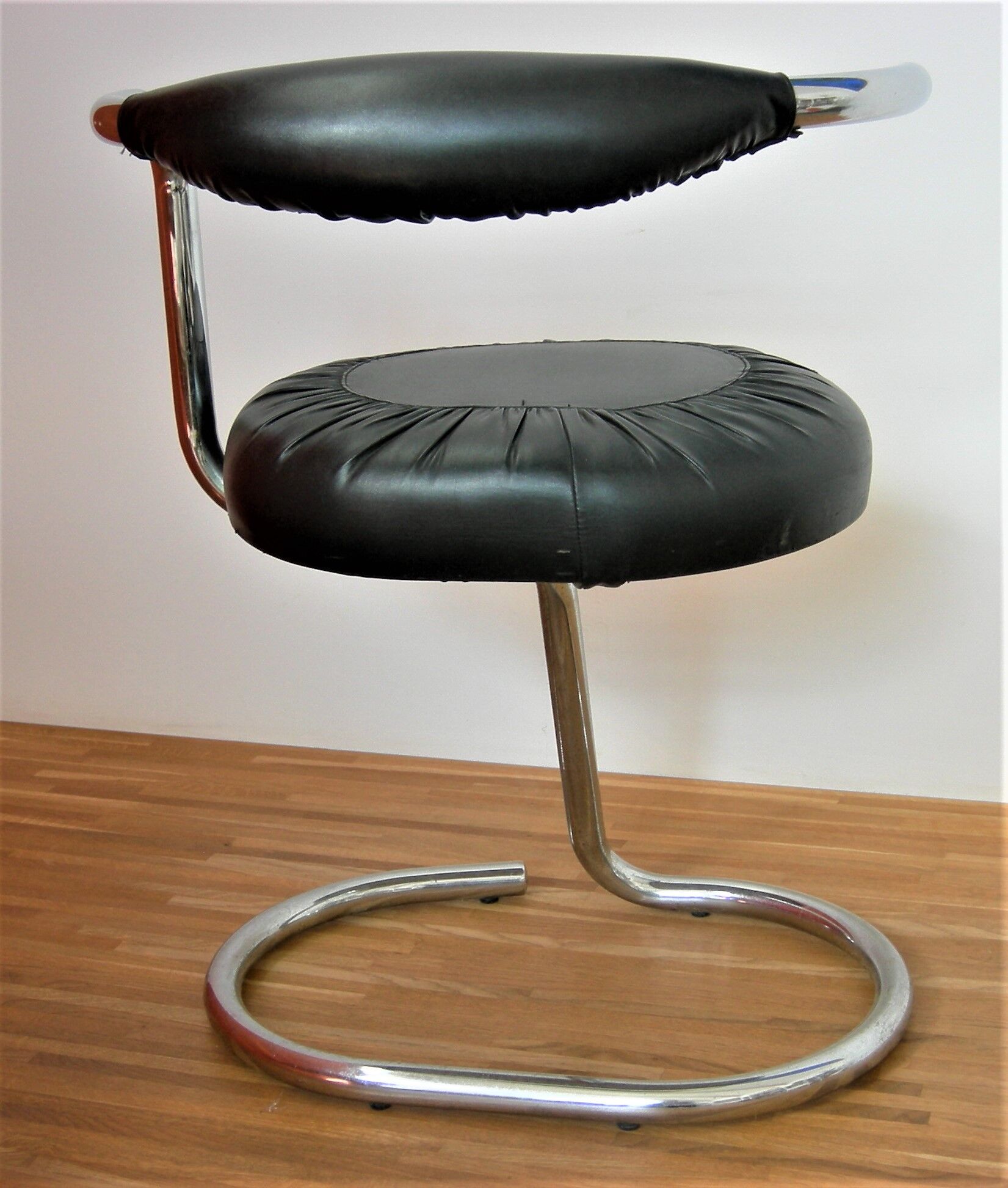 Suite of 4 Cobra chairs by Giotto Stoppino