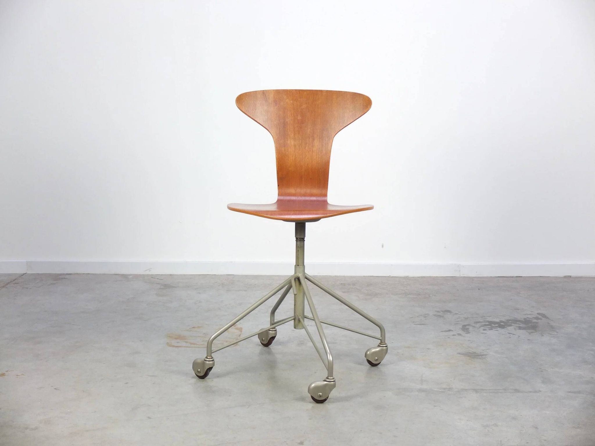 1st edition 'Mosquito' swivel desk chair by Arne Jacobsen for Fritz Hansen, 1955