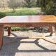 Table vintage en bois massif sculpté