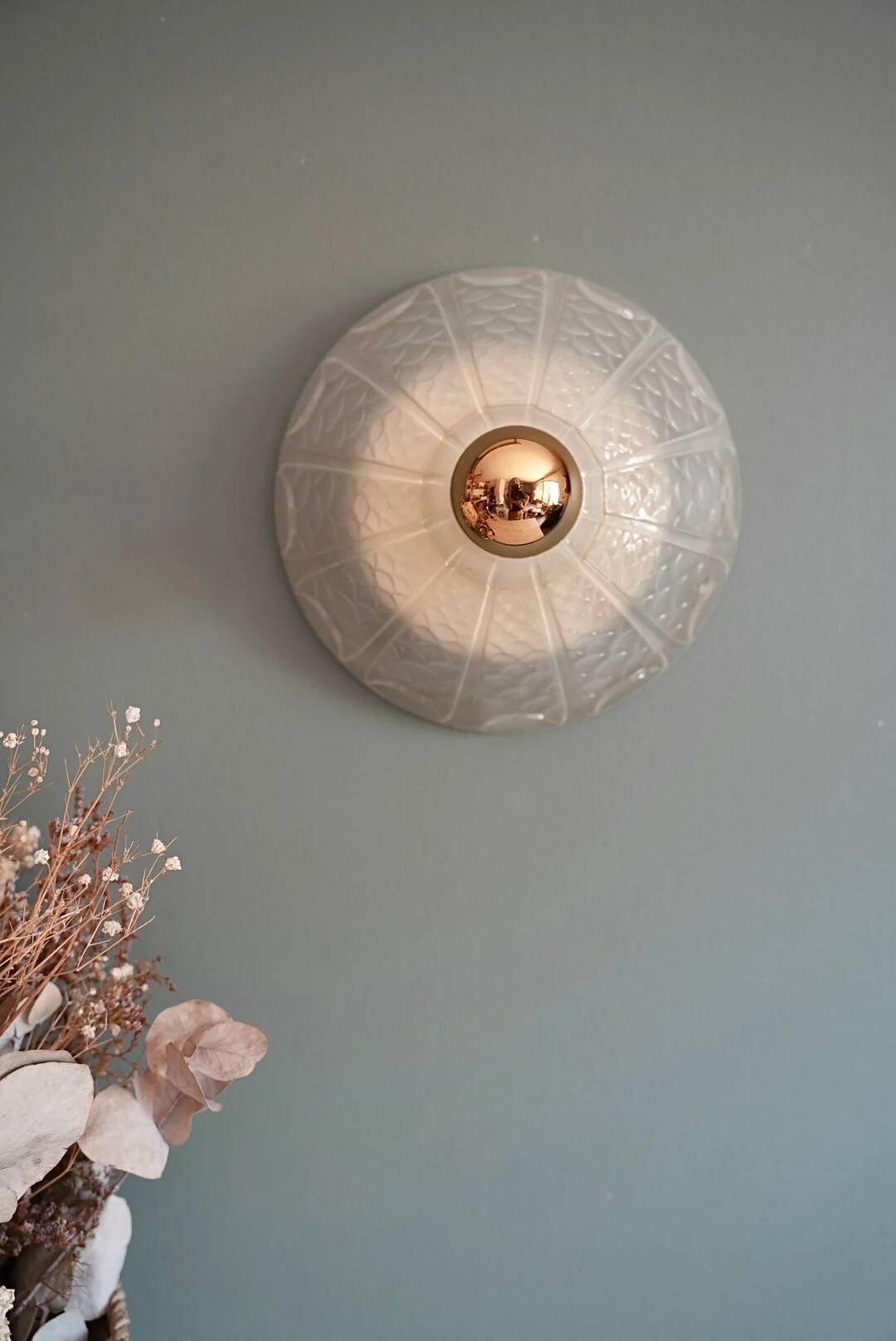 Applique murale globe Art déco écailles